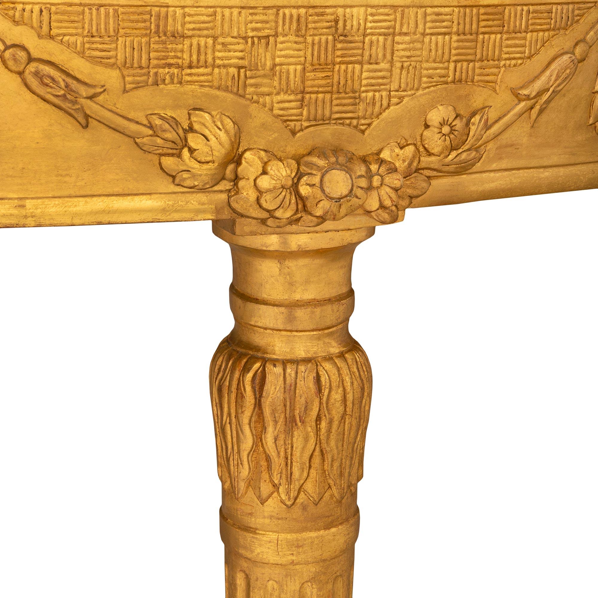 Console italienne du 19ème siècle de style Louis XVI en bois doré et marbre de Carrare blanc en vente 1