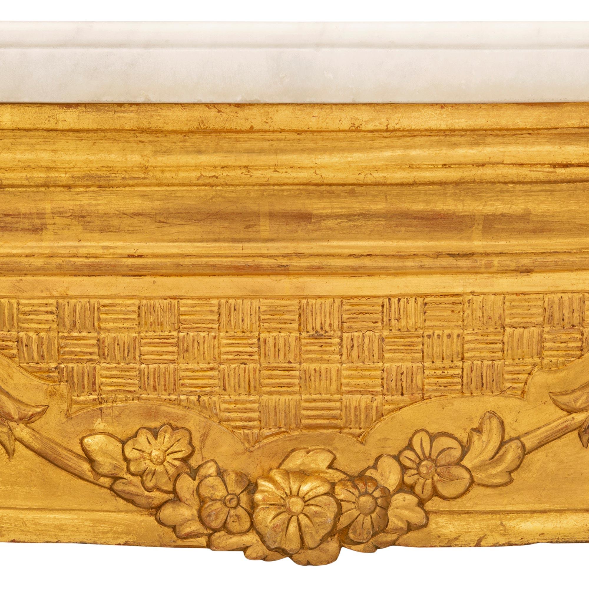 Console italienne du 19ème siècle de style Louis XVI en bois doré et marbre de Carrare blanc en vente 2