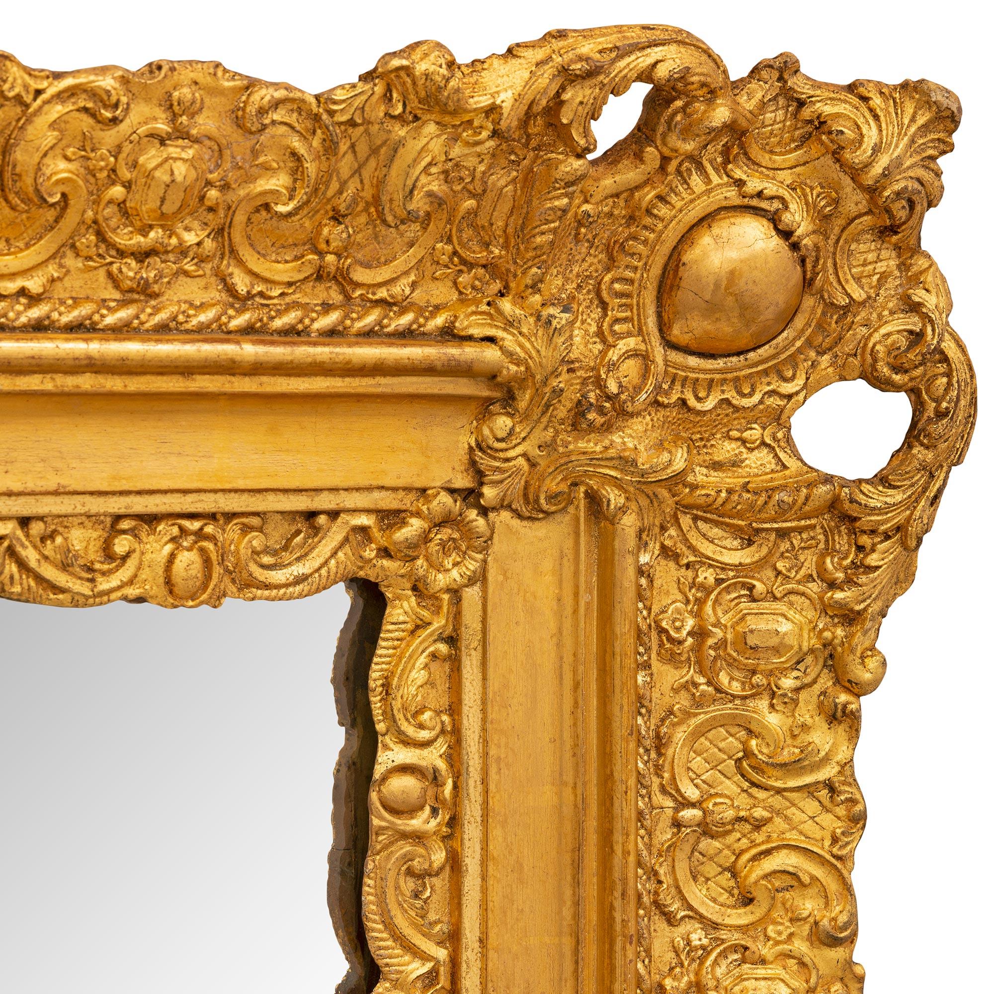 XIXe siècle Miroir italien du 19ème siècle en bois doré de style Louis XVI en vente