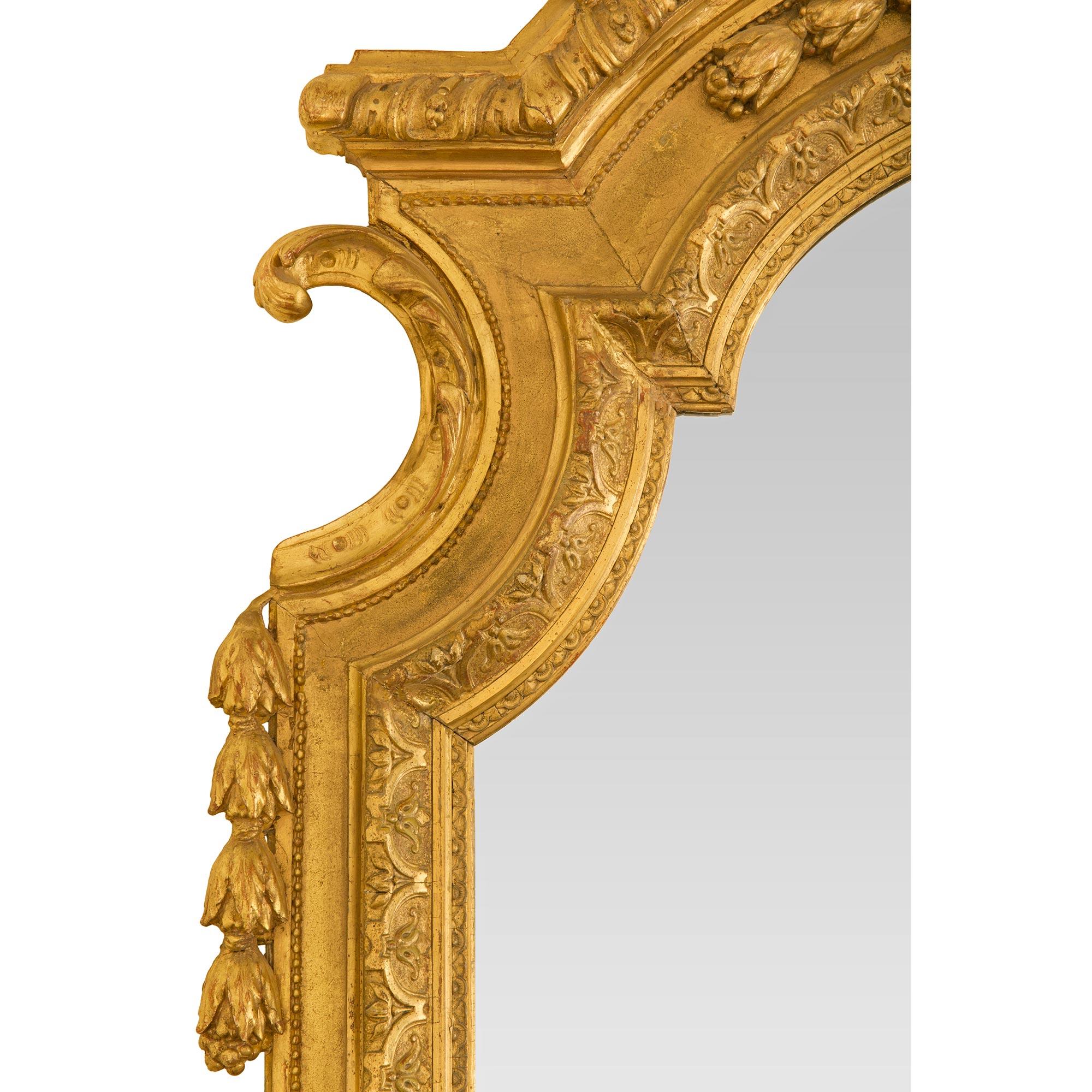 Specchio italiano del XIX secolo Luigi XVI in legno dorato in vendita 2