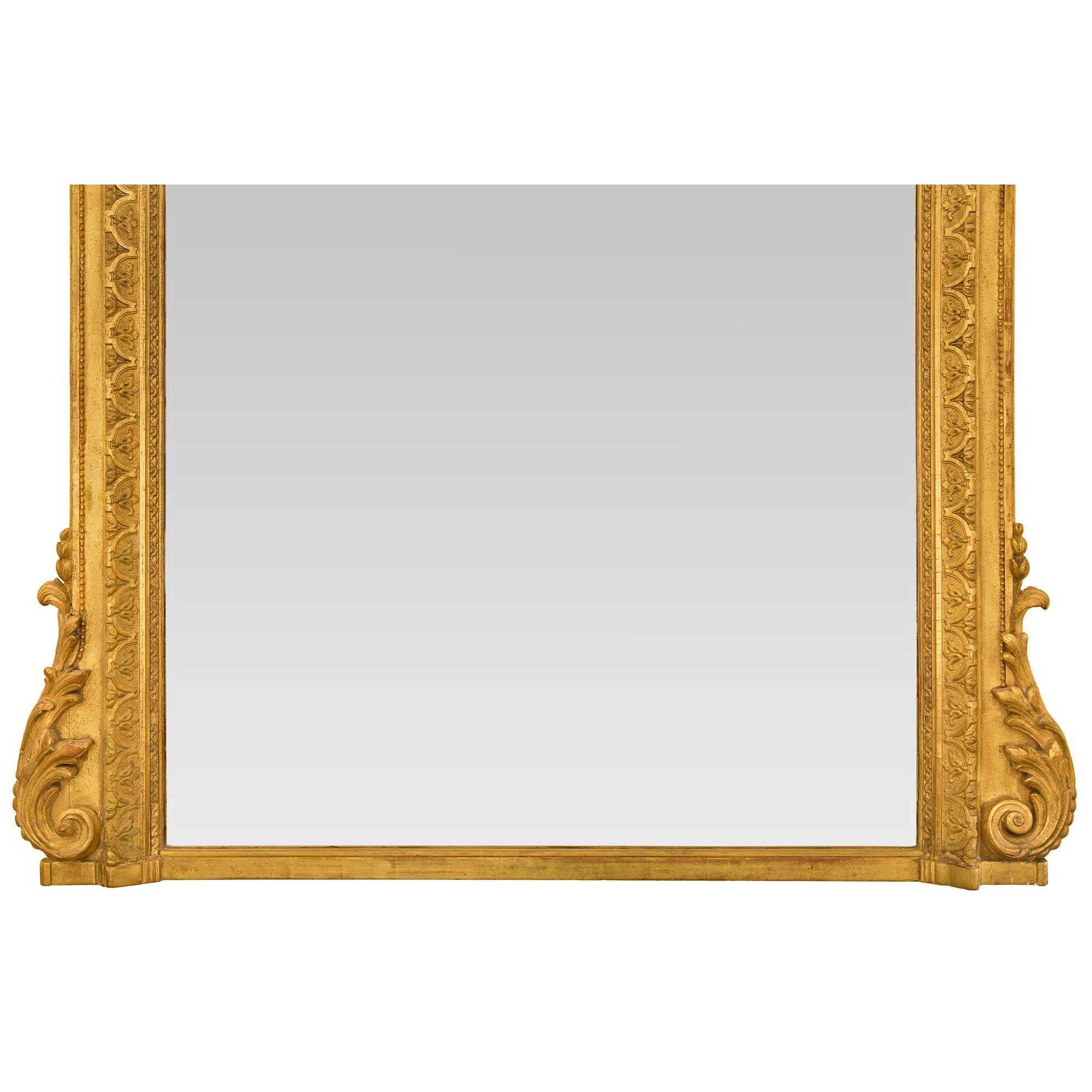 Specchio italiano del XIX secolo Luigi XVI in legno dorato in vendita 3