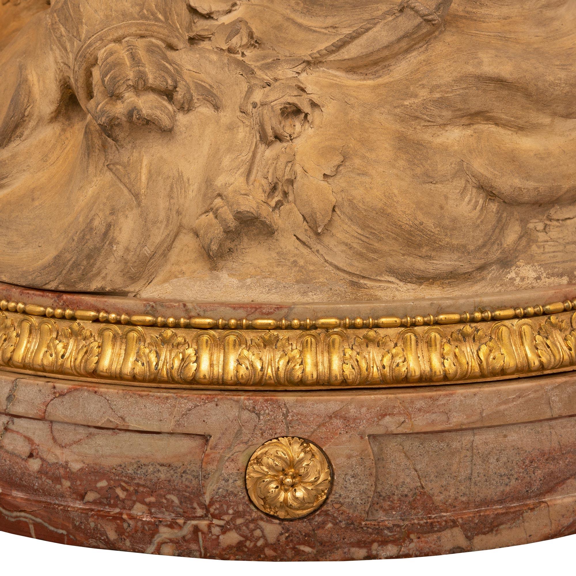 Italienische Terrakotta-Statue aus Marmor, Goldbronze und Terrakotta im Stil Louis XVI. des 19. Jahrhunderts im Angebot 6