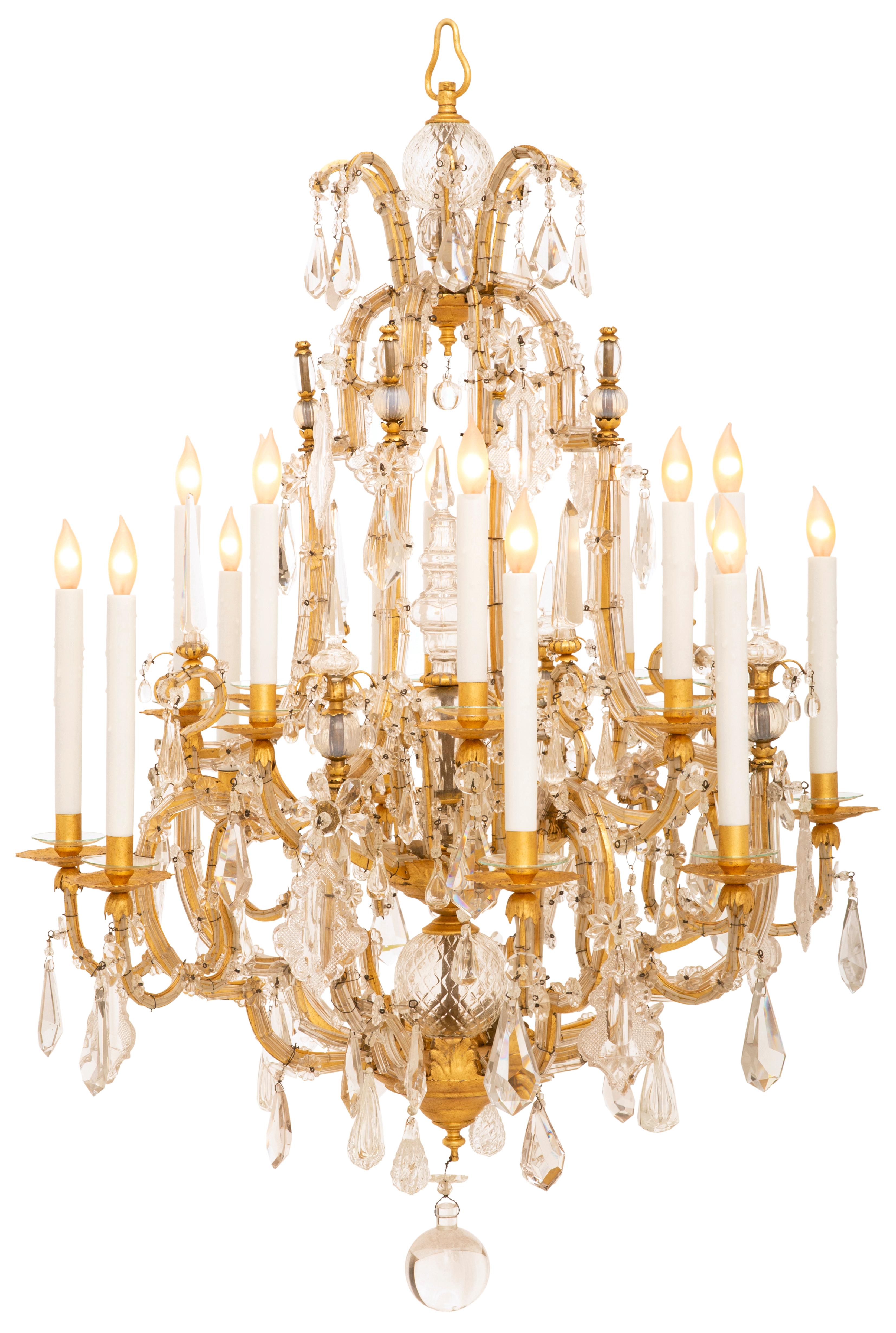 Eine atemberaubende und einzigartige italienische 19. Jahrhundert Louis XVI st. Glas, Opalglas, Kristall, und vergoldetem Metall Kronleuchter. Diese sechzehn Arm sechzehn Licht Kronleuchter wird durch eine massive Kristallkugel unten Finial unter