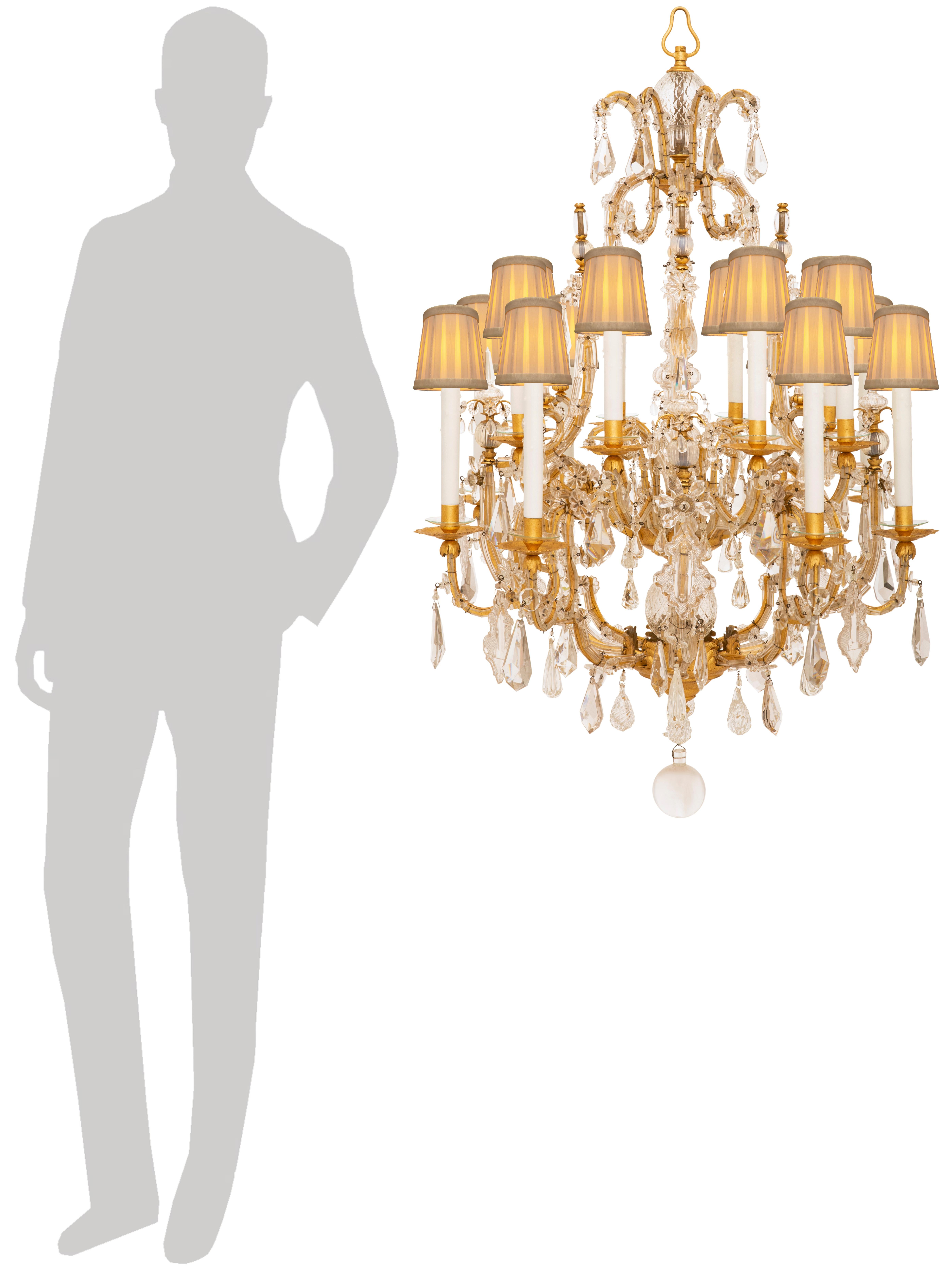 Italienischer Louis-XVI-Kronleuchter aus Opalglas, Kristall und Gold aus dem 19. (Louis XVI.) im Angebot