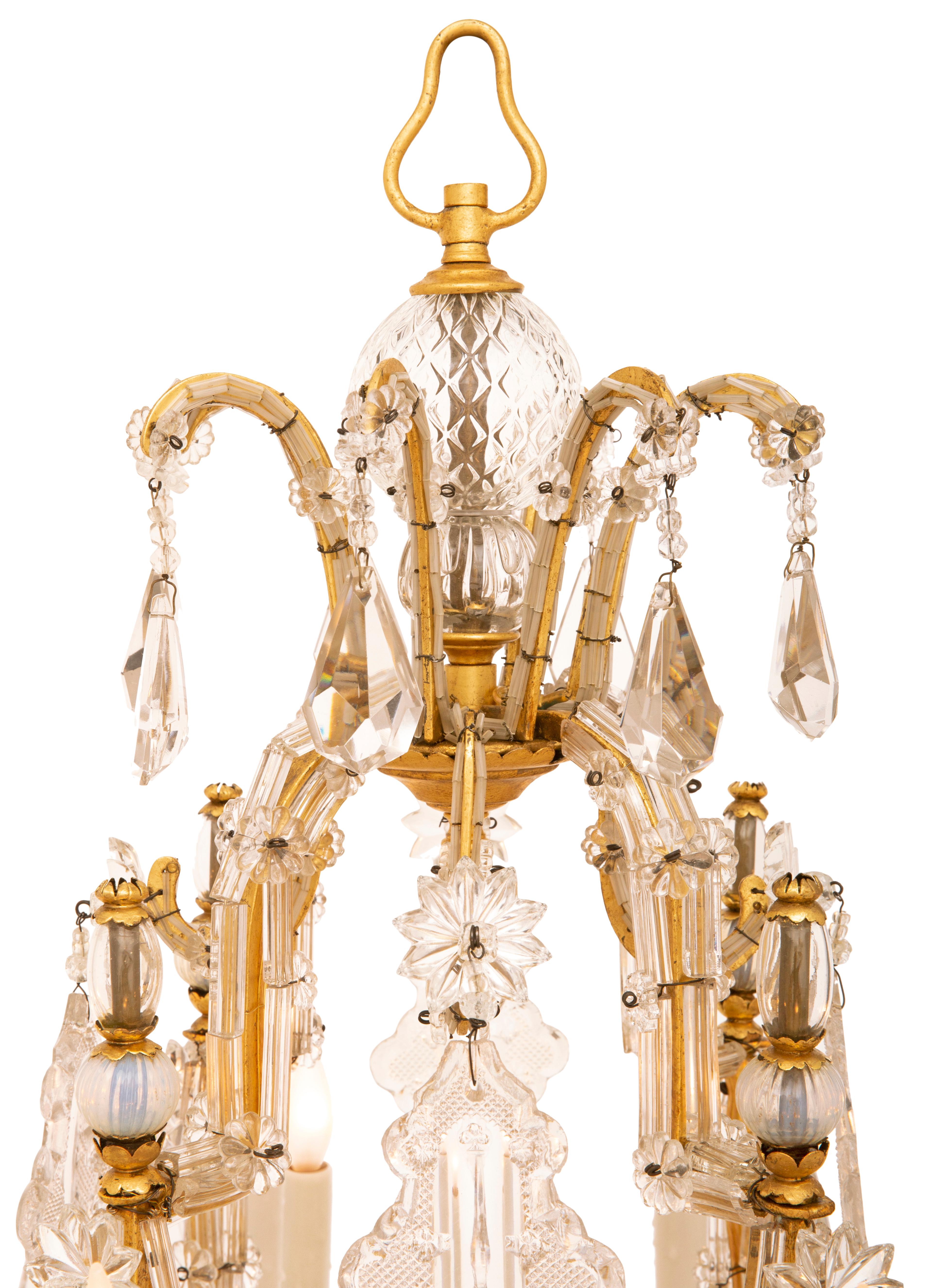 Italienischer Louis-XVI-Kronleuchter aus Opalglas, Kristall und Gold aus dem 19. (Vergoldet) im Angebot