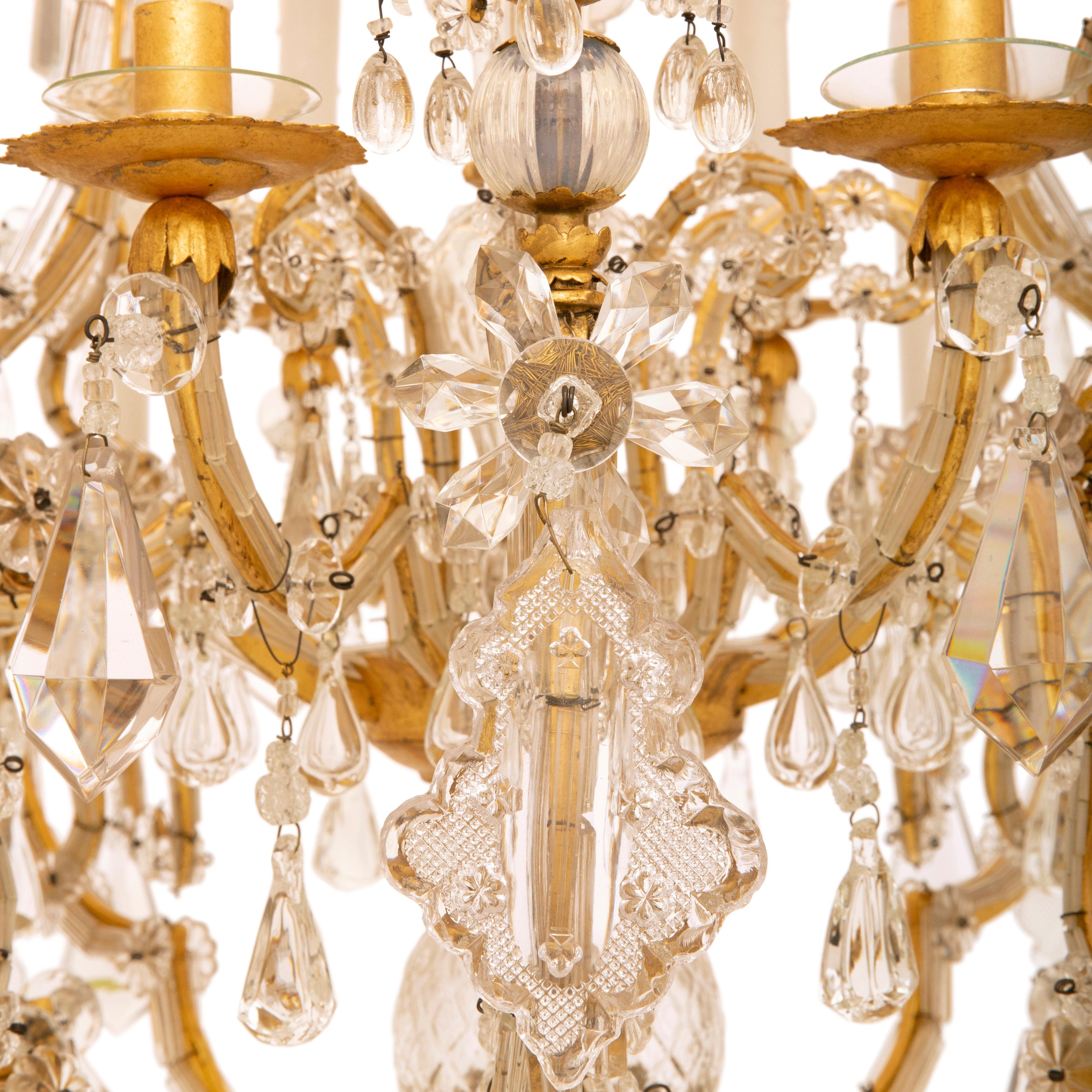 Italienischer Louis-XVI-Kronleuchter aus Opalglas, Kristall und Gold aus dem 19. im Zustand „Gut“ im Angebot in West Palm Beach, FL