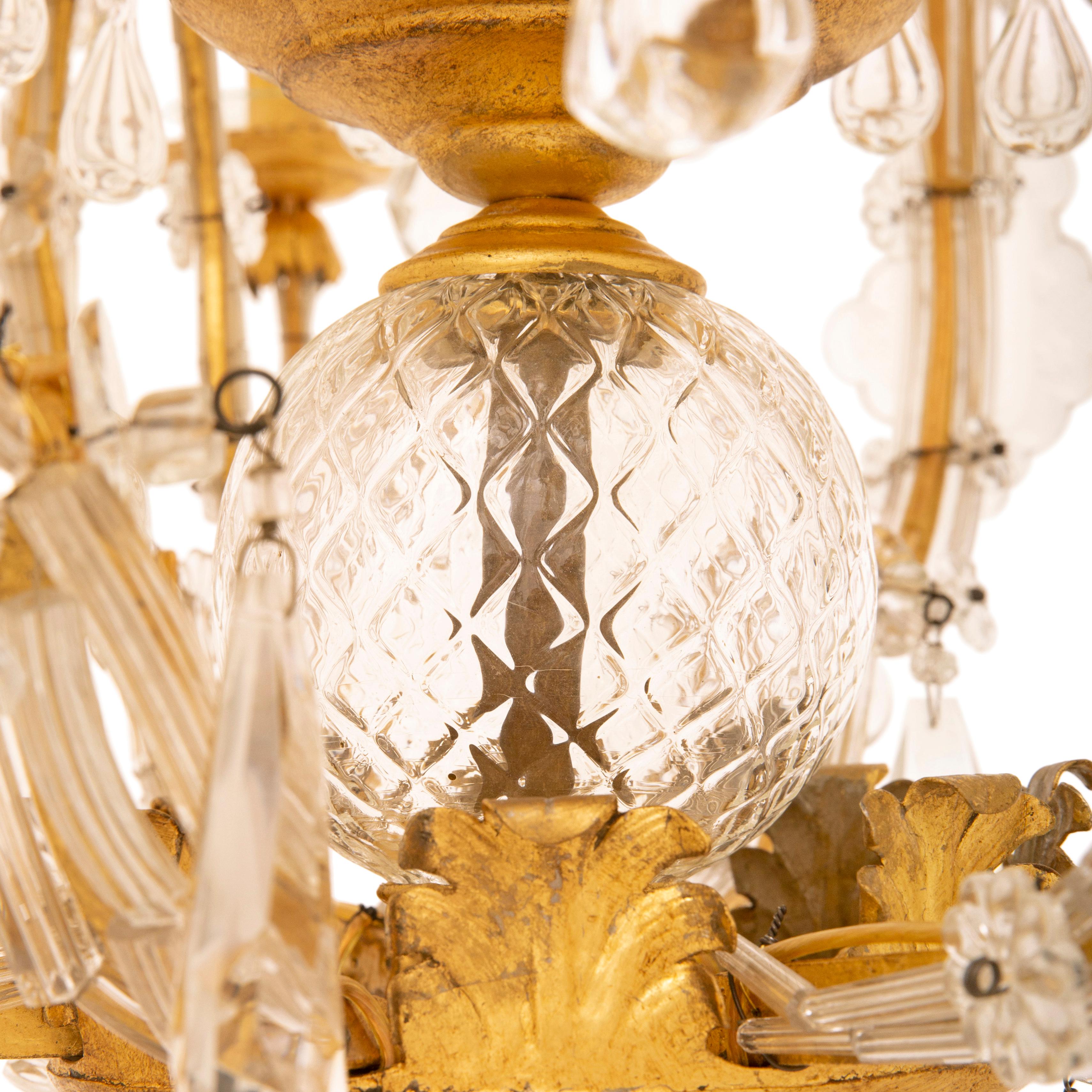 Italienischer Louis-XVI-Kronleuchter aus Opalglas, Kristall und Gold aus dem 19. im Angebot 1