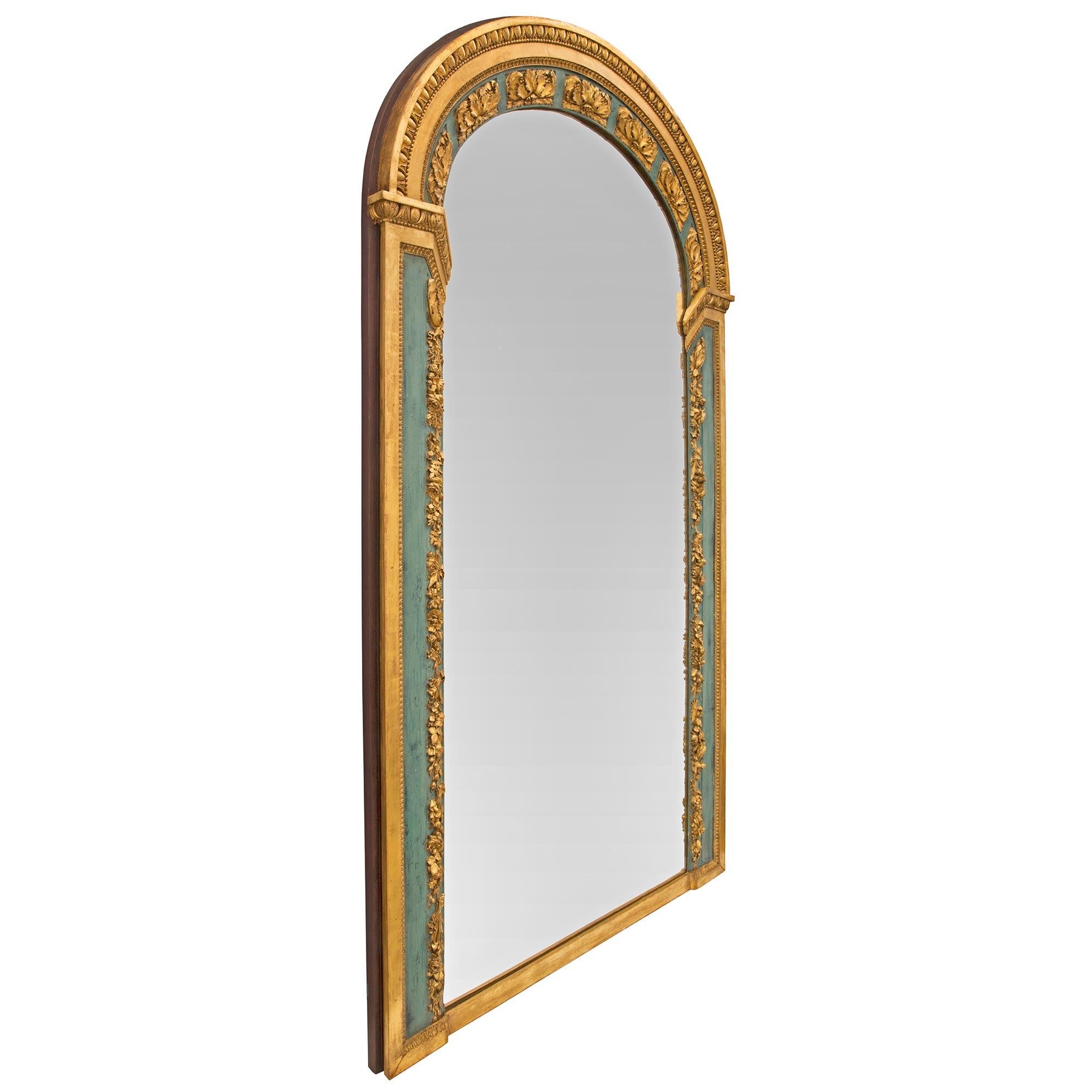 Patiné Miroir italien du 19ème siècle de style Louis XVI en bois patiné et doré en vente