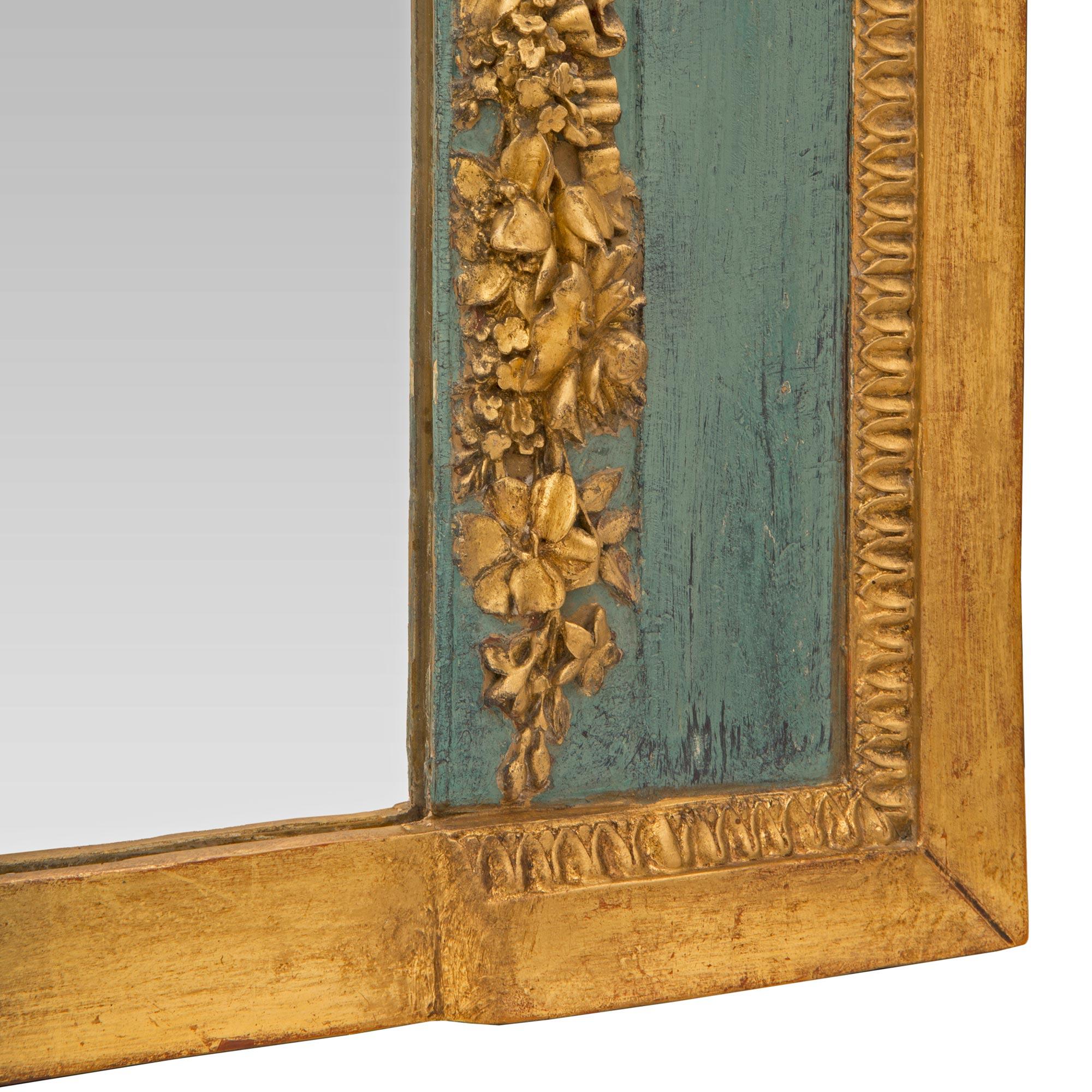 Miroir italien du 19ème siècle de style Louis XVI en bois patiné et doré en vente 3