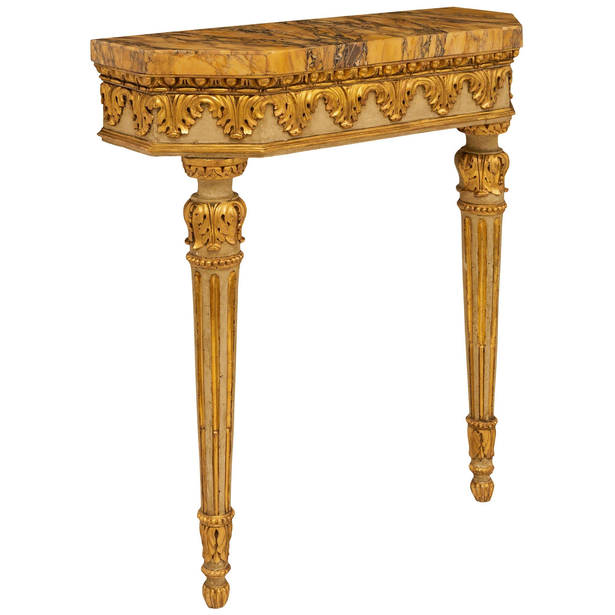 Patiné Console italienne du 19ème siècle de style Louis XVI en bois patiné, doré et marbre de Sienne en vente