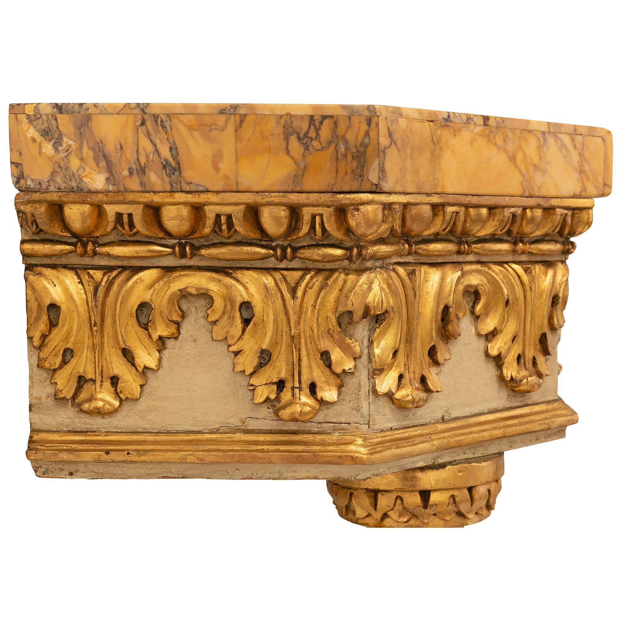 XIXe siècle Console italienne du 19ème siècle de style Louis XVI en bois patiné, doré et marbre de Sienne en vente