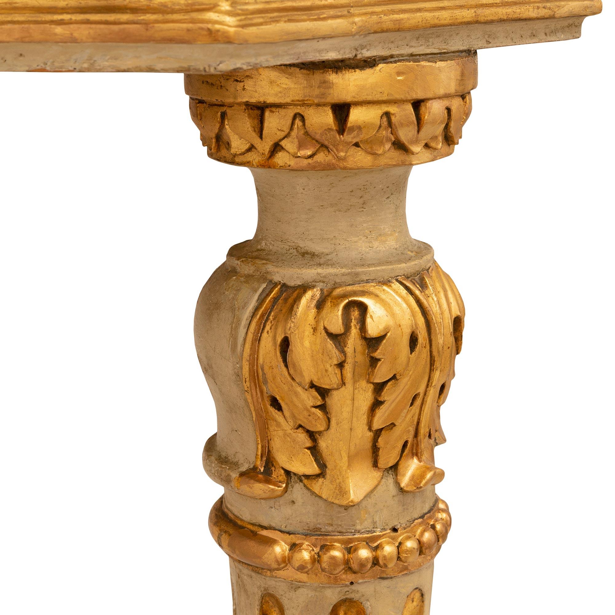 Marbre Console italienne du 19ème siècle de style Louis XVI en bois patiné, doré et marbre de Sienne en vente
