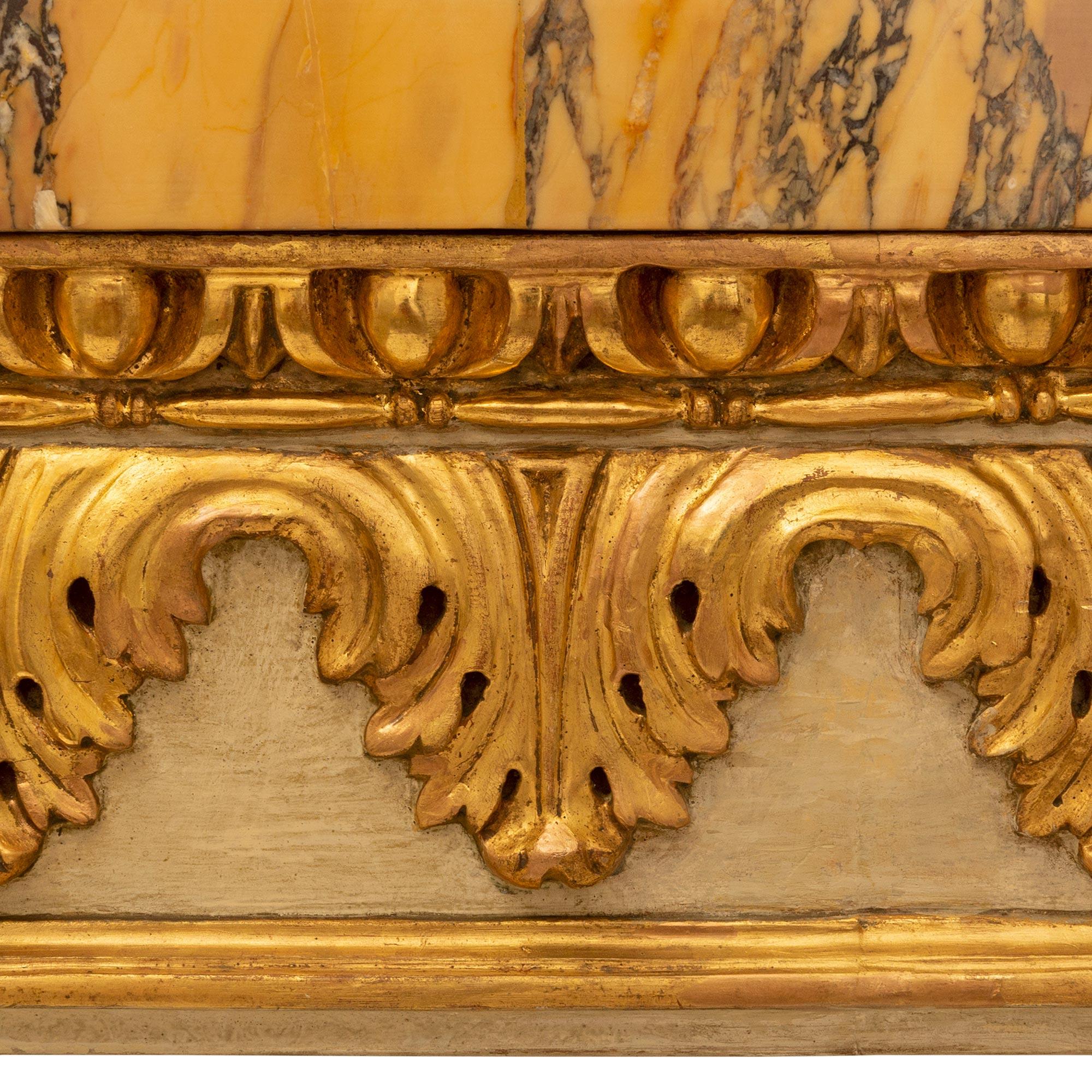 Console italienne du 19ème siècle de style Louis XVI en bois patiné, doré et marbre de Sienne en vente 1