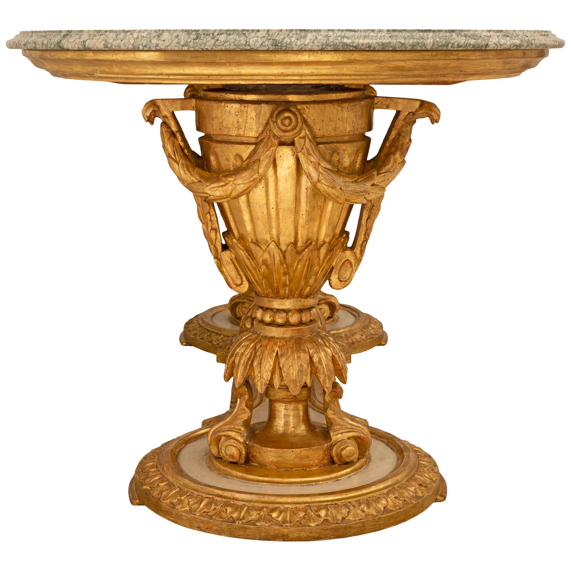 Patiné Table centrale italienne Louis XVI du 19ème siècle en bois patiné, bois doré et marbre en vente