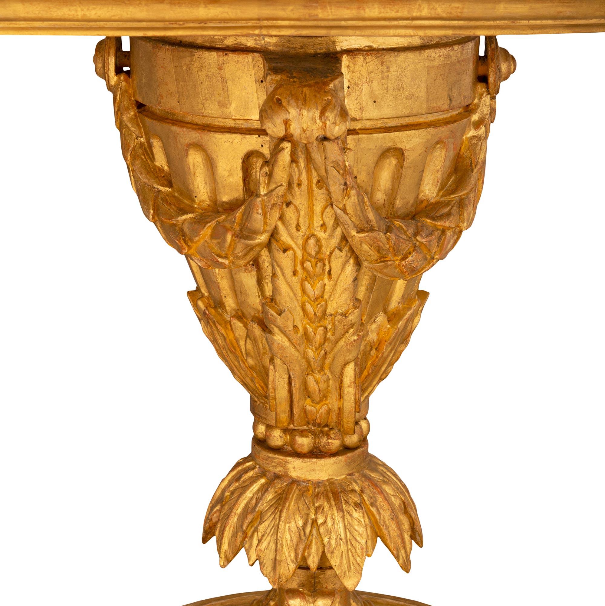 XIXe siècle Table centrale italienne Louis XVI du 19ème siècle en bois patiné, bois doré et marbre en vente