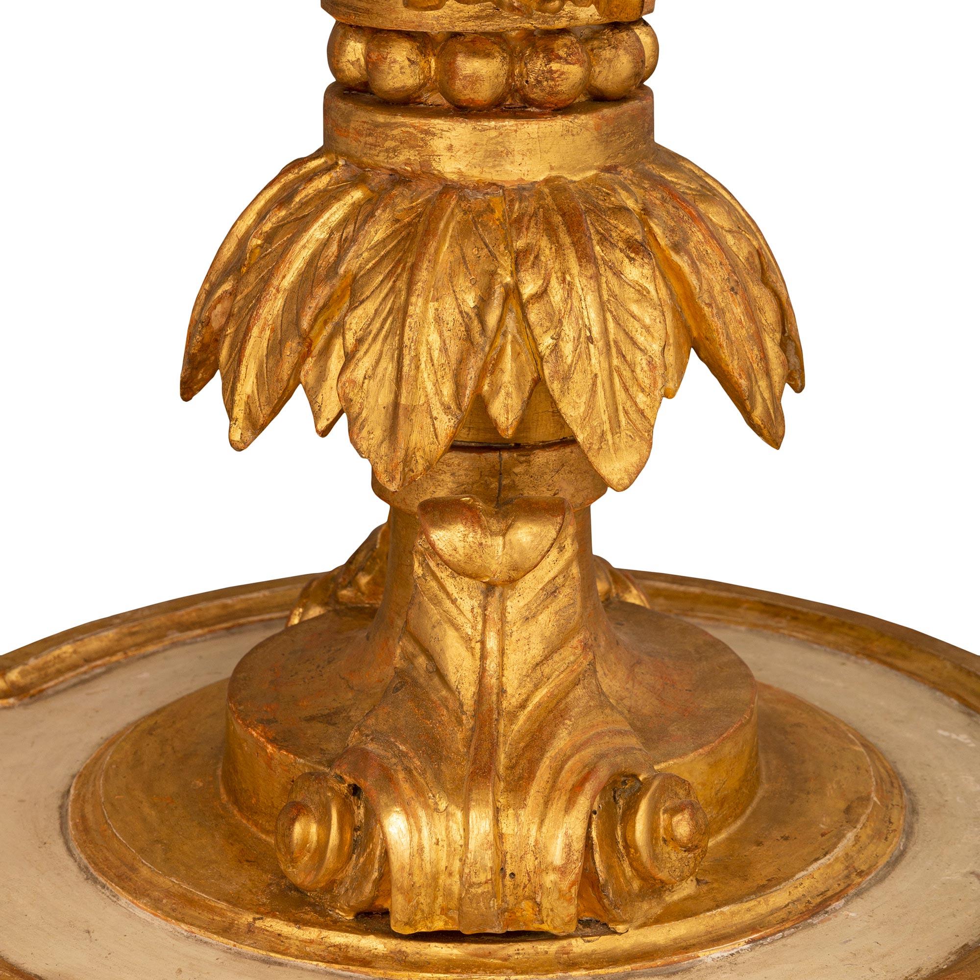 Marbre Table centrale italienne Louis XVI du 19ème siècle en bois patiné, bois doré et marbre en vente