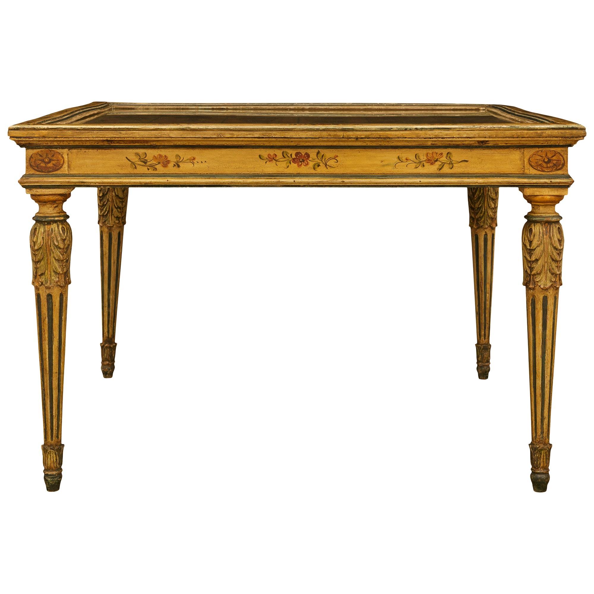 Mesa de centro italiana del siglo XIX, estilo Luis XVI, de madera patinada y cristal Patinado en venta