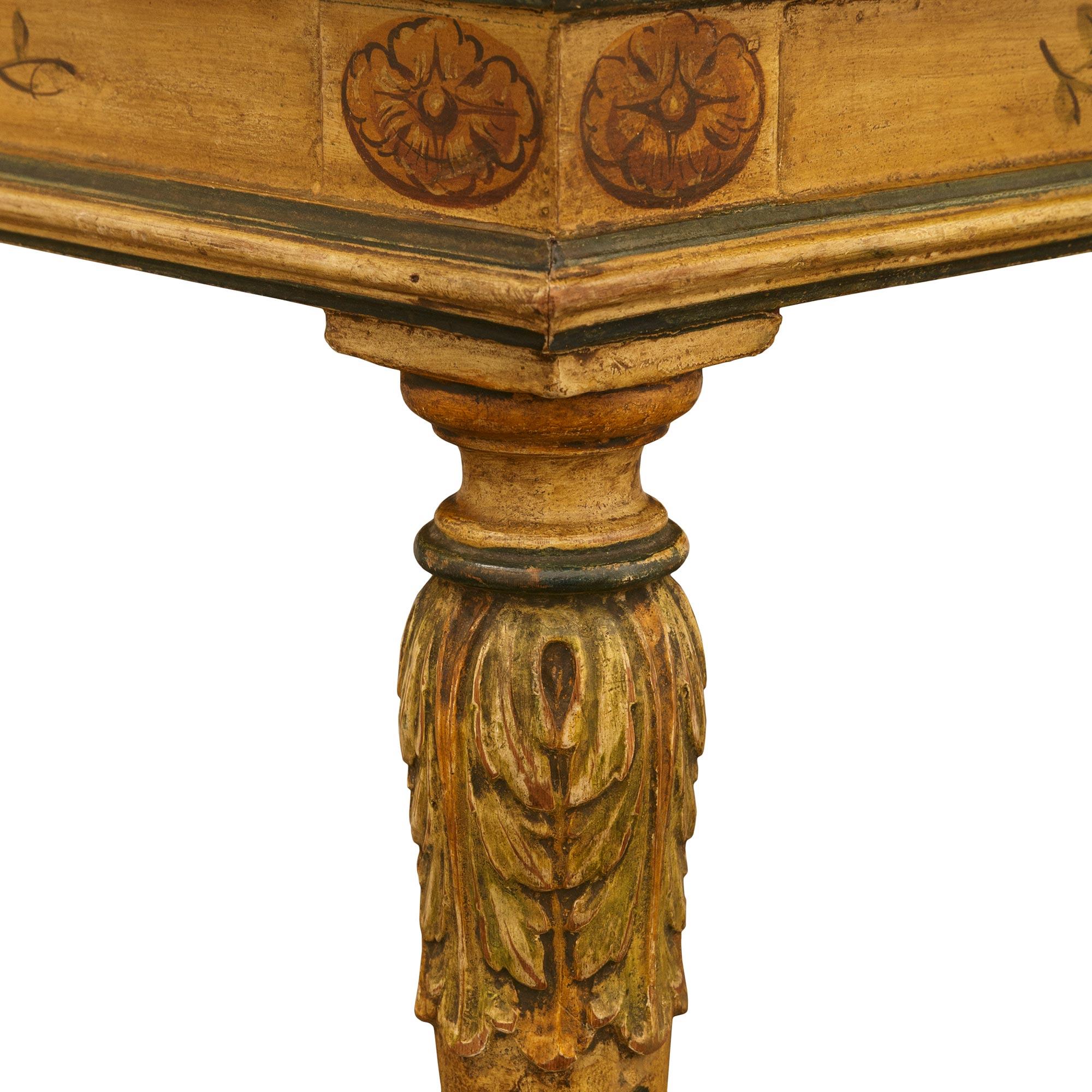 Mesa de centro italiana del siglo XIX, estilo Luis XVI, de madera patinada y cristal Madera en venta
