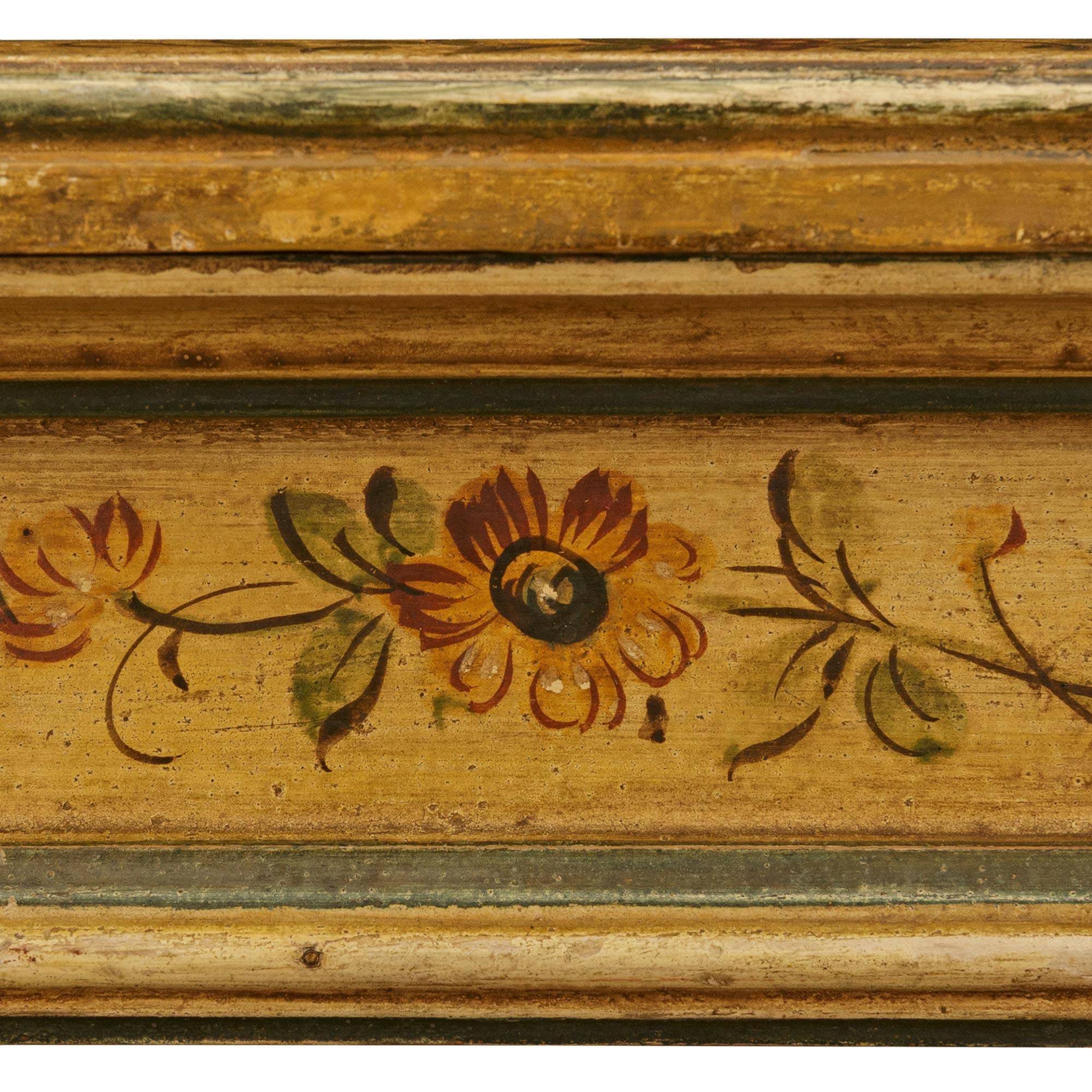 Mesa de centro italiana del siglo XIX, estilo Luis XVI, de madera patinada y cristal en venta 1