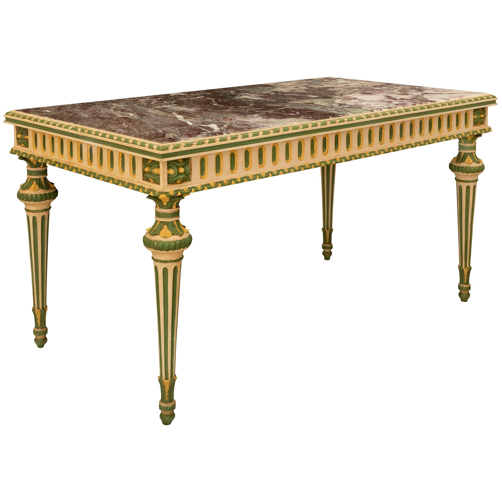 Patiné Table centrale italienne Louis XVI du 19ème siècle en bois patiné et marbre en vente