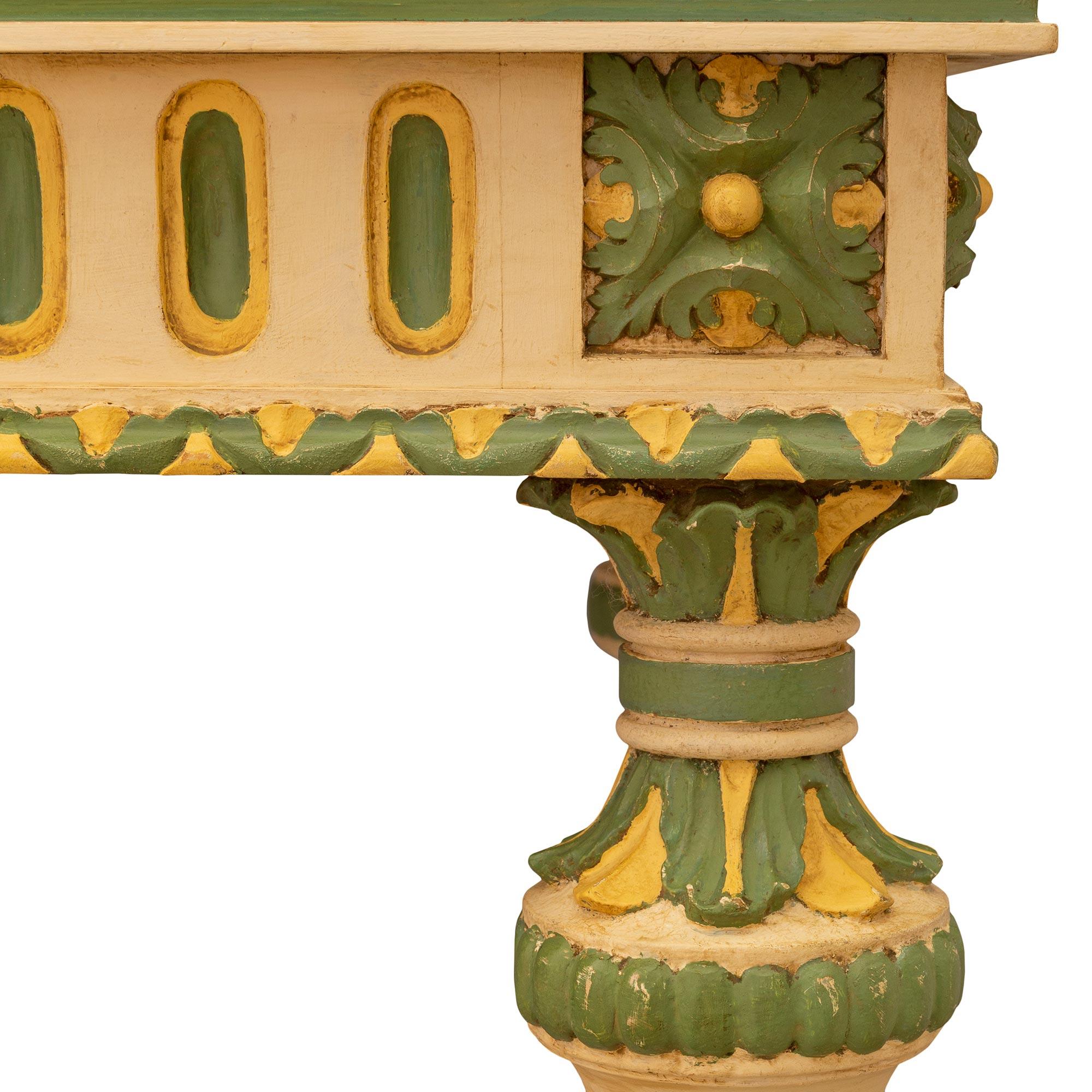 Table centrale italienne Louis XVI du 19ème siècle en bois patiné et marbre en vente 1