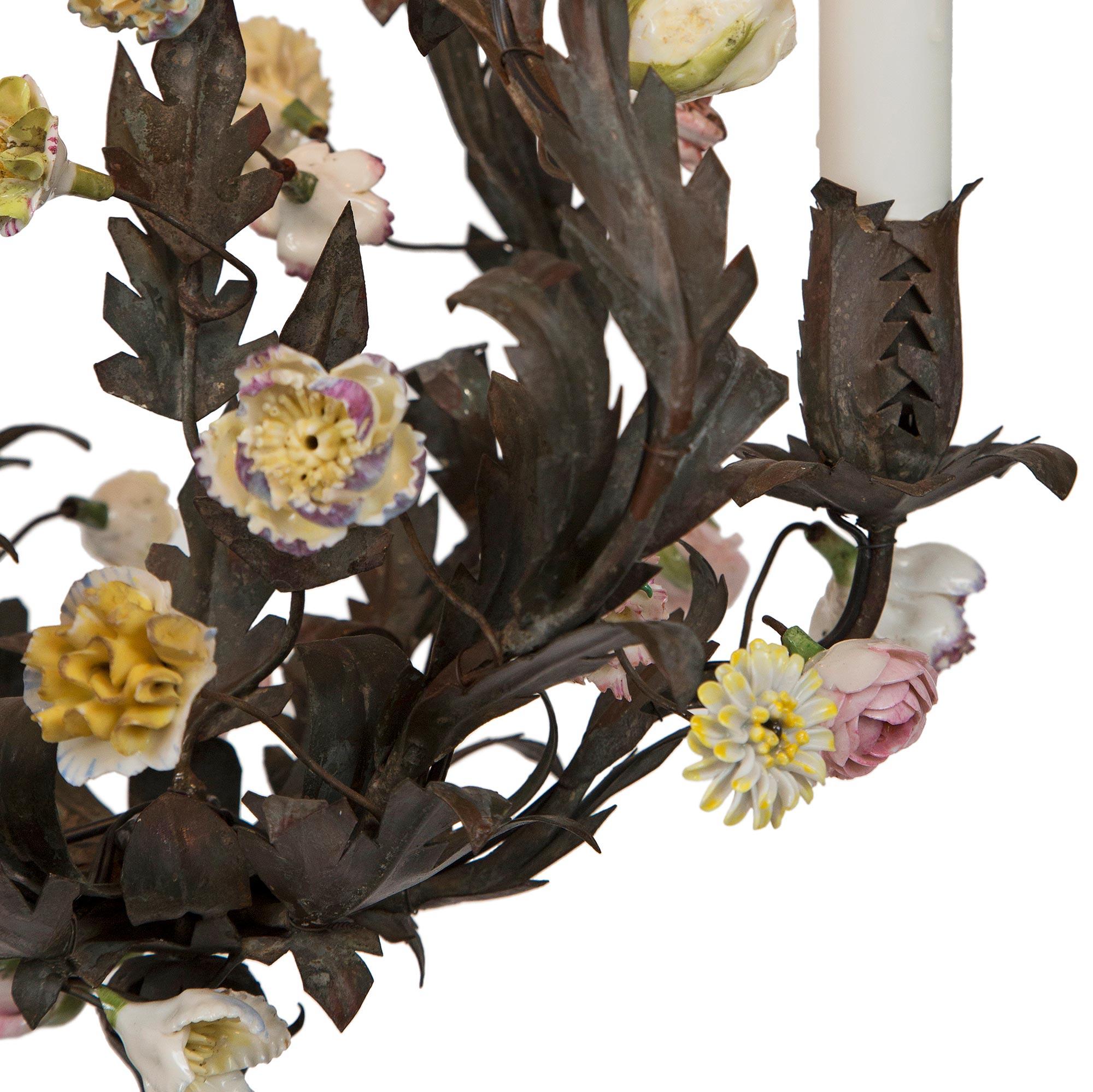XIXe siècle Lustre à trois lumières en porcelaine St. Tole & Saxe italienne du 19ème siècle de style Louis XVI en vente