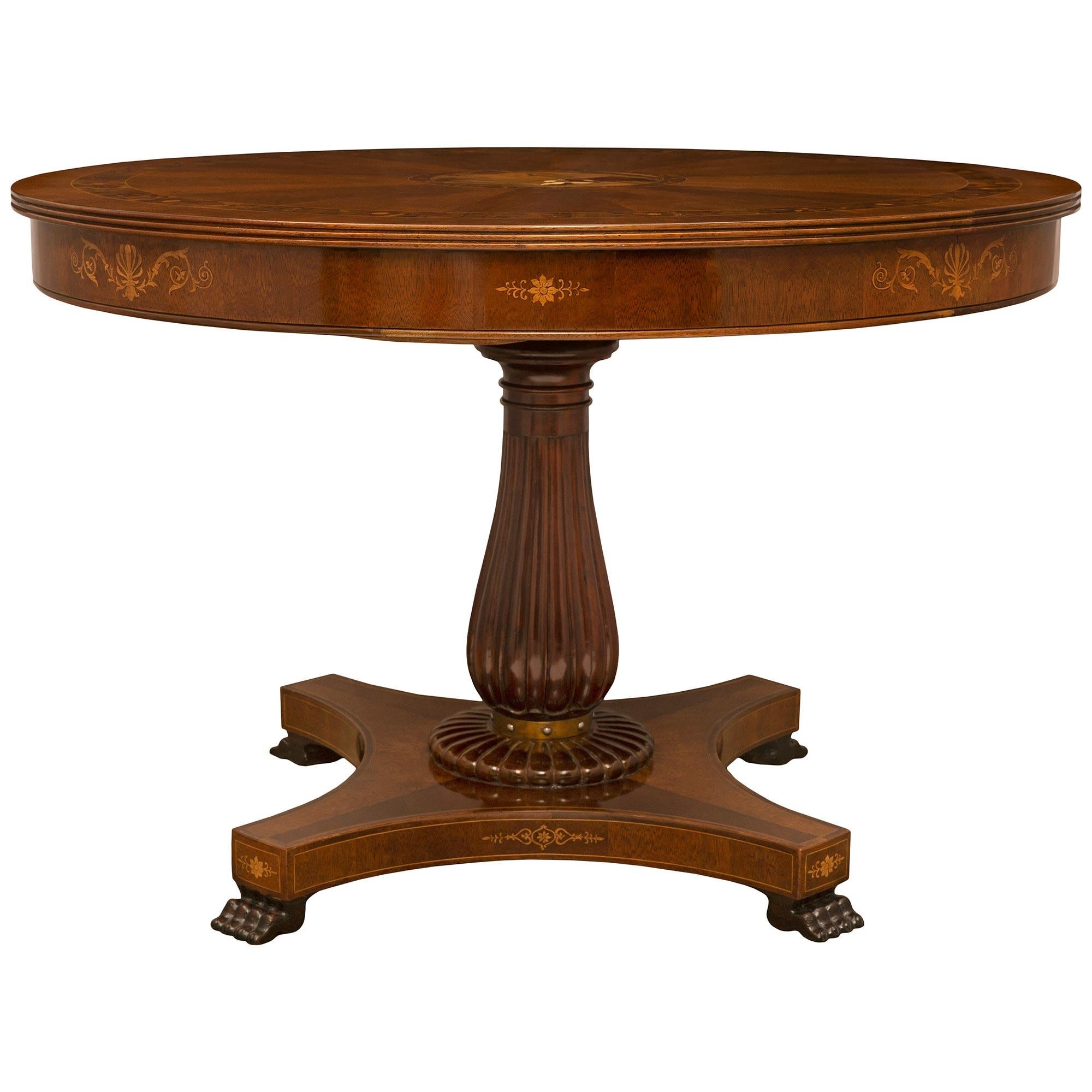 Table centrale italienne du 19e siècle de style Louis XVI en noyer, acajou et bois exotique Bon état - En vente à West Palm Beach, FL