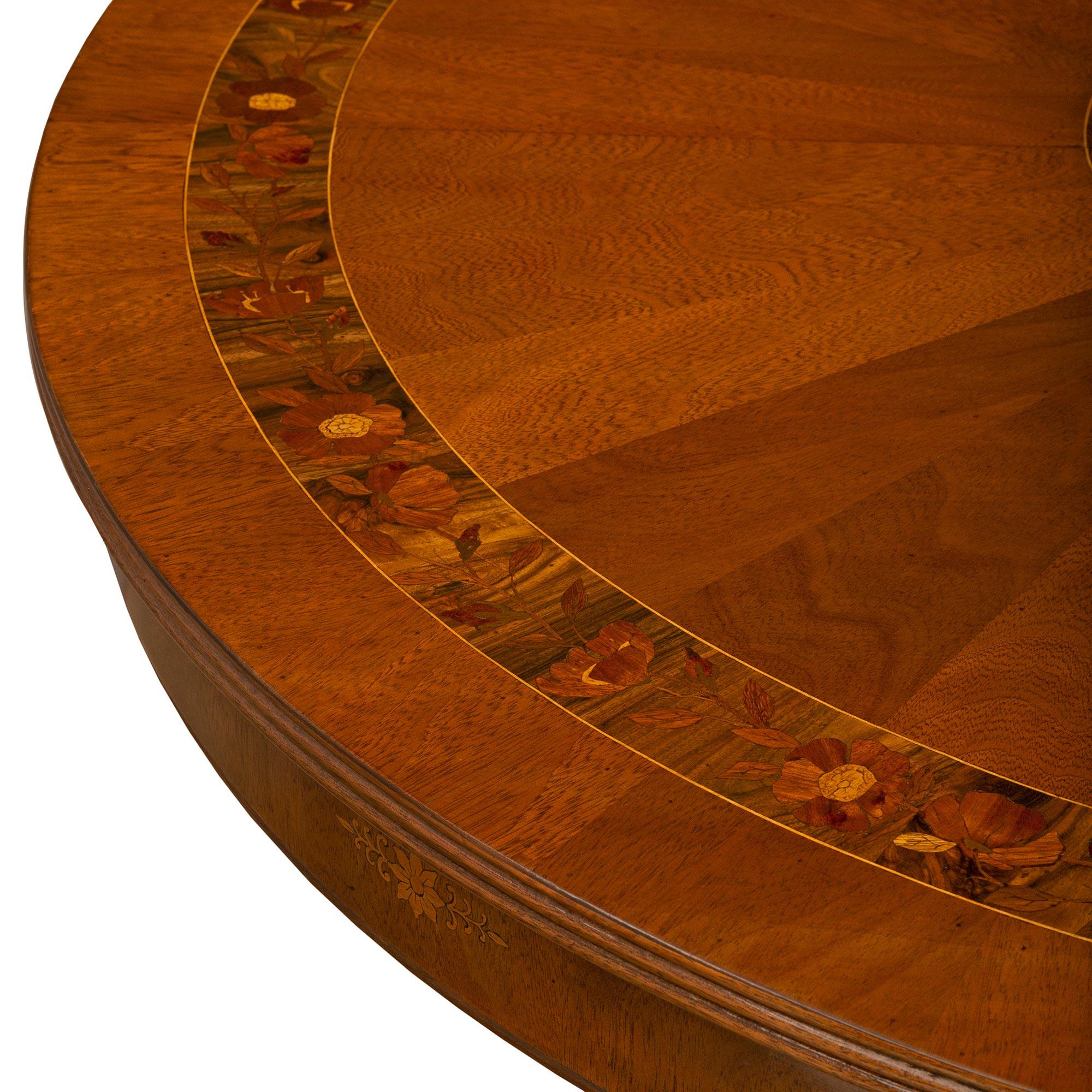 XIXe siècle Table centrale italienne du 19e siècle de style Louis XVI en noyer, acajou et bois exotique en vente