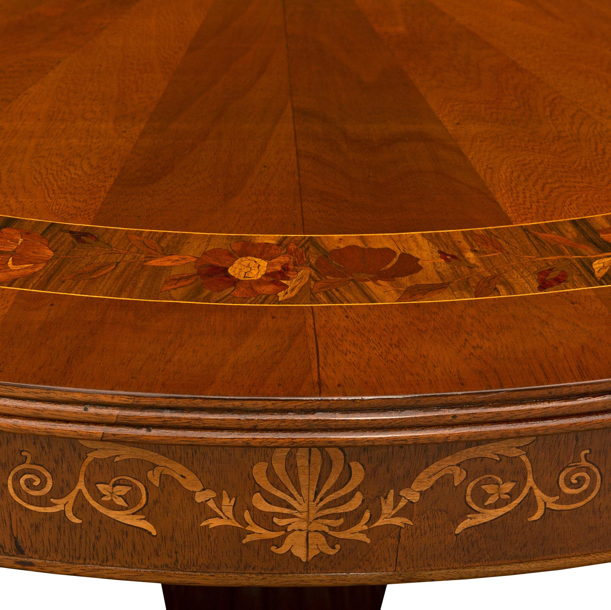 Argent Table centrale italienne du 19e siècle de style Louis XVI en noyer, acajou et bois exotique en vente