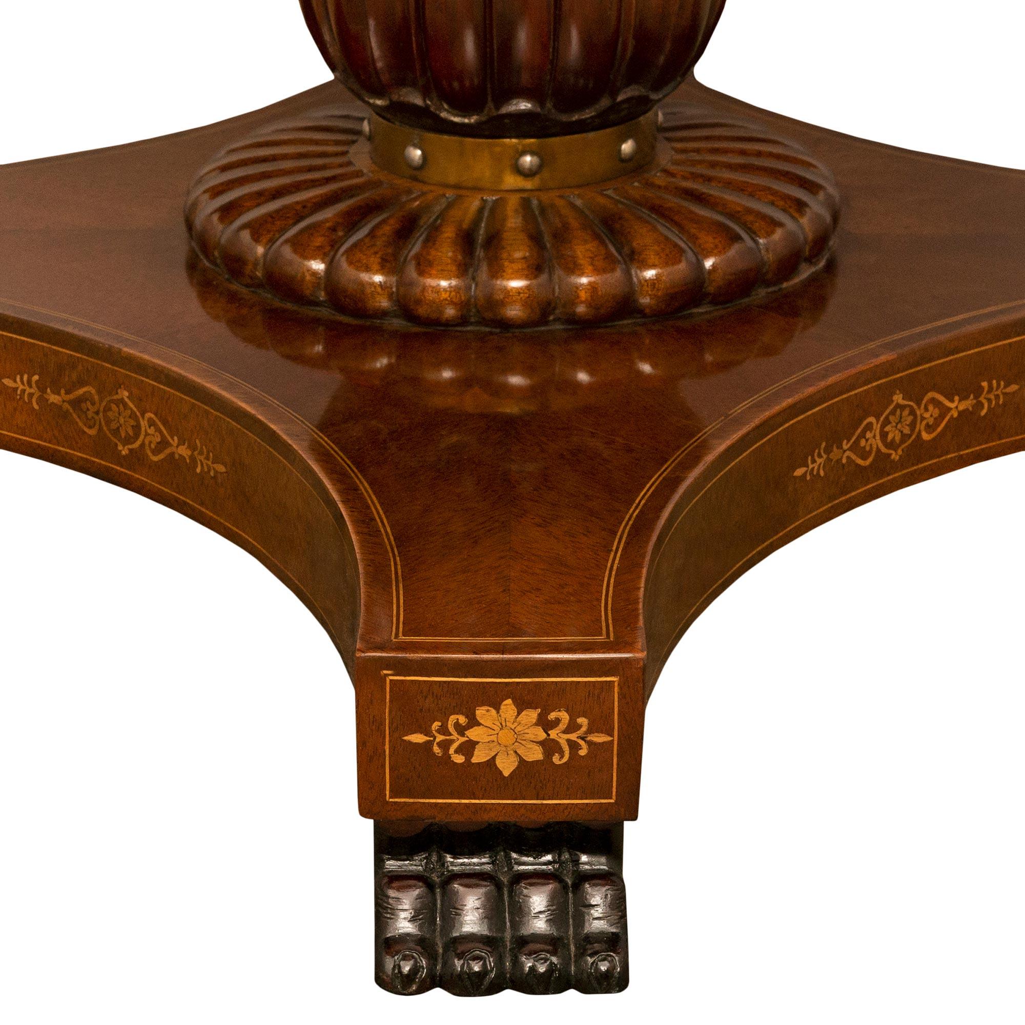Table centrale italienne du 19e siècle de style Louis XVI en noyer, acajou et bois exotique en vente 3