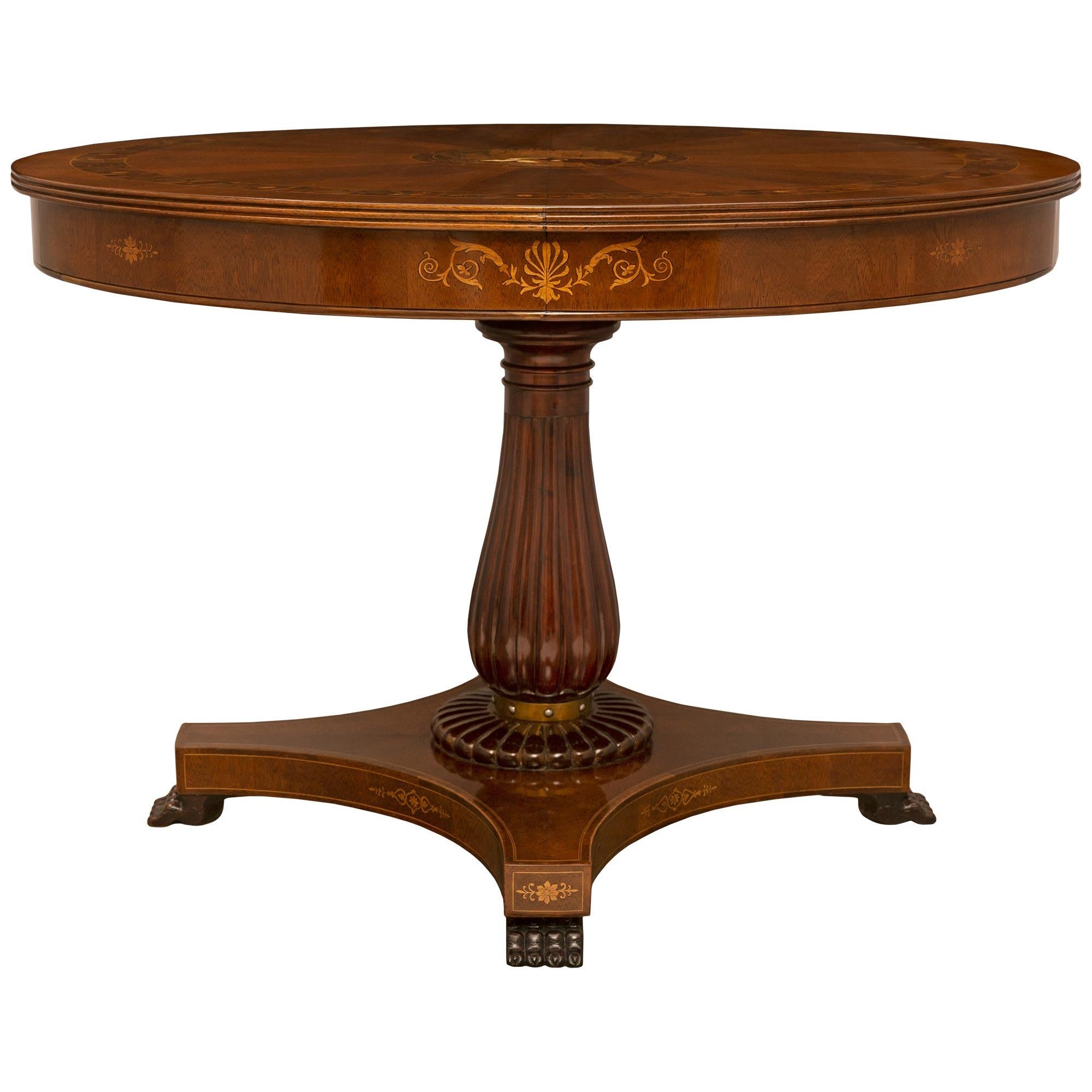 Table centrale italienne du 19e siècle de style Louis XVI en noyer, acajou et bois exotique en vente 4