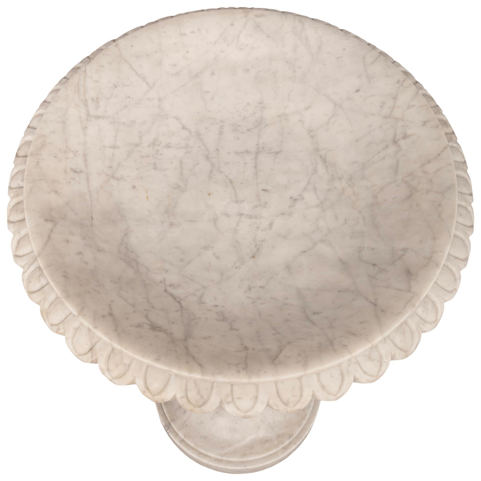 Fioriera in marmo bianco di Carrara del XIX secolo Luigi XVI in vendita 5