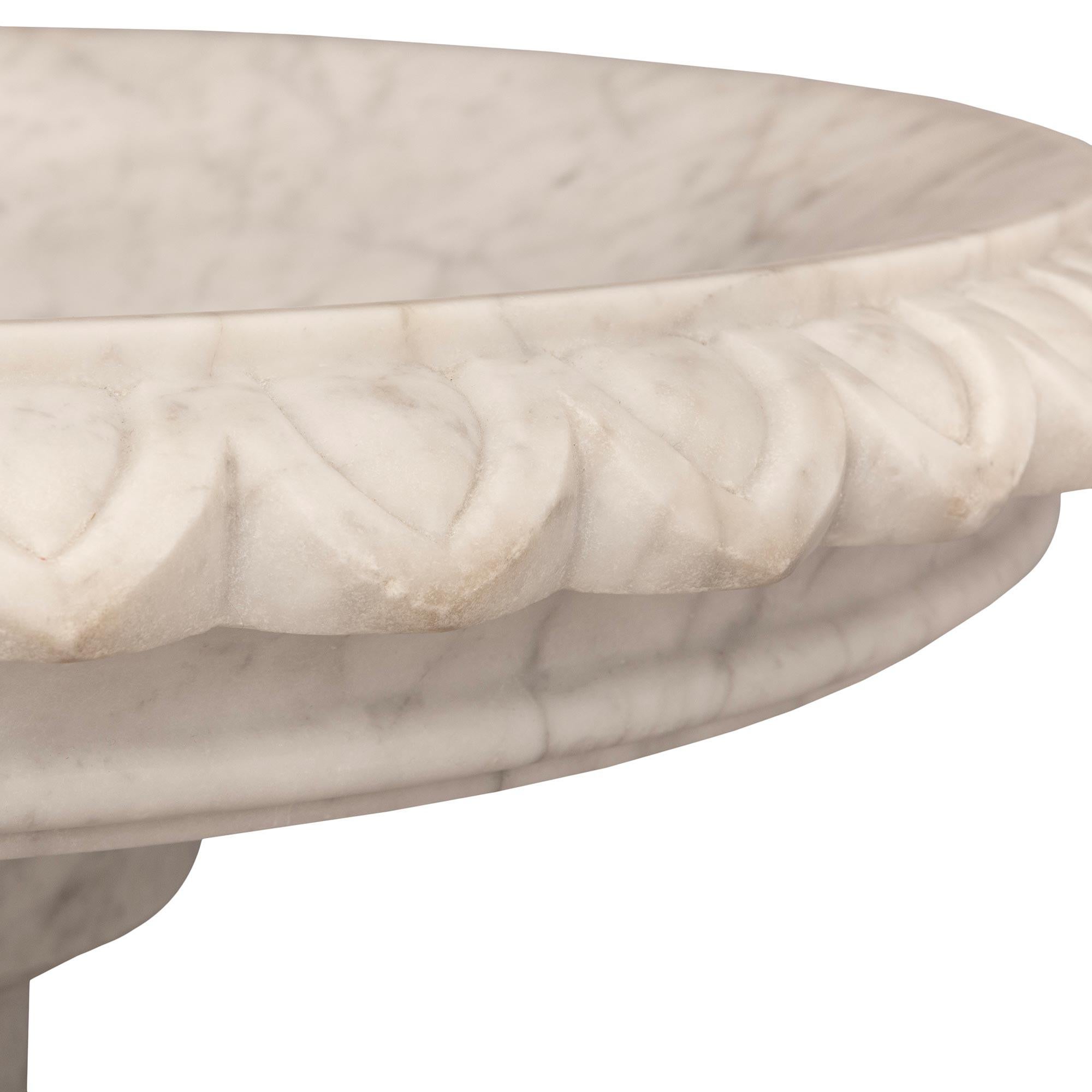 Marmo Fioriera in marmo bianco di Carrara del XIX secolo Luigi XVI in vendita