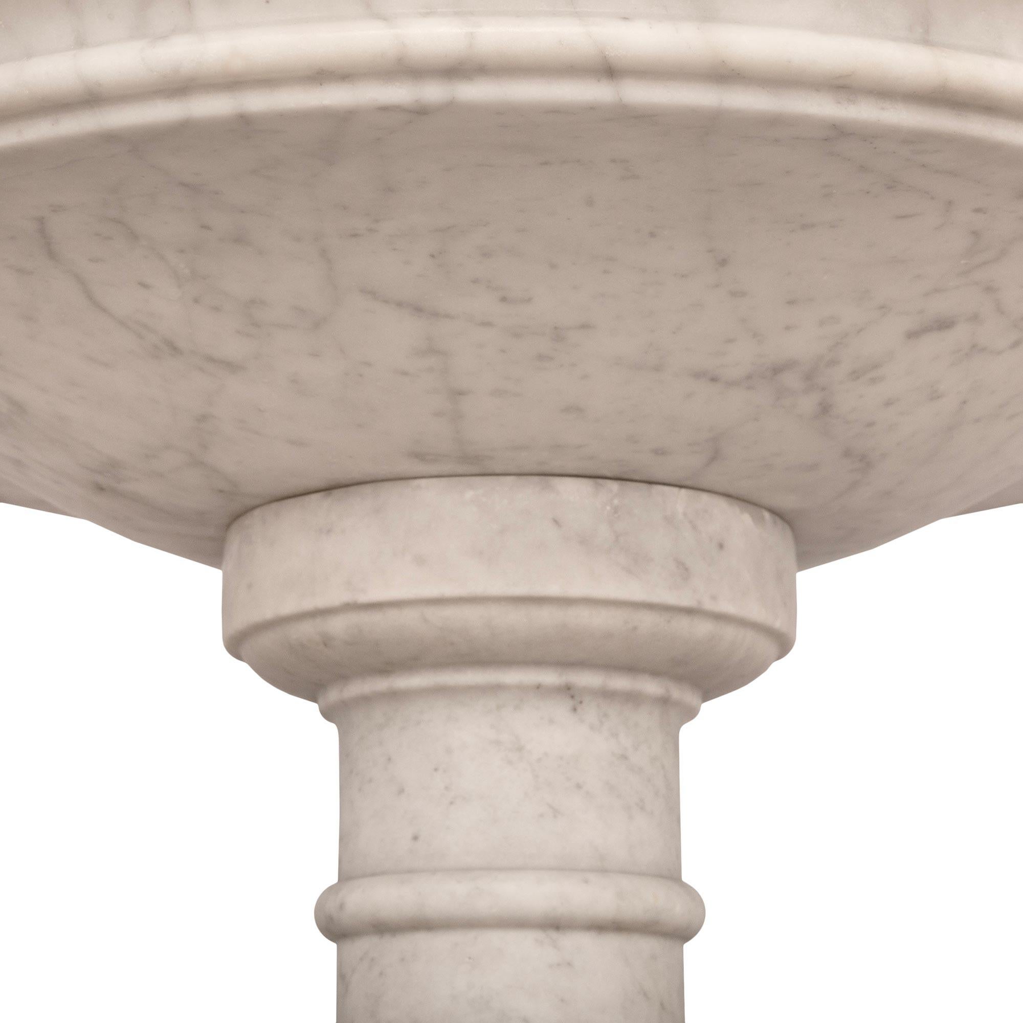 Fioriera in marmo bianco di Carrara del XIX secolo Luigi XVI in vendita 1