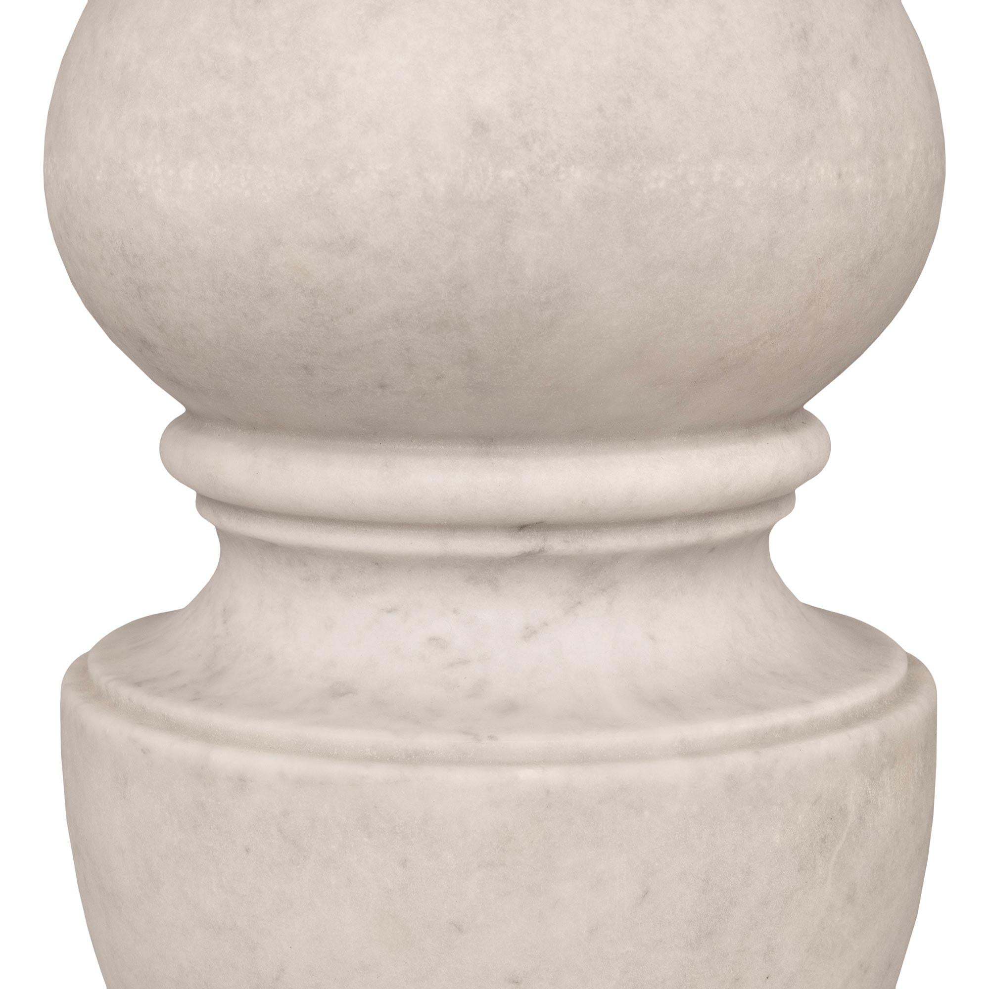 Fioriera in marmo bianco di Carrara del XIX secolo Luigi XVI in vendita 2