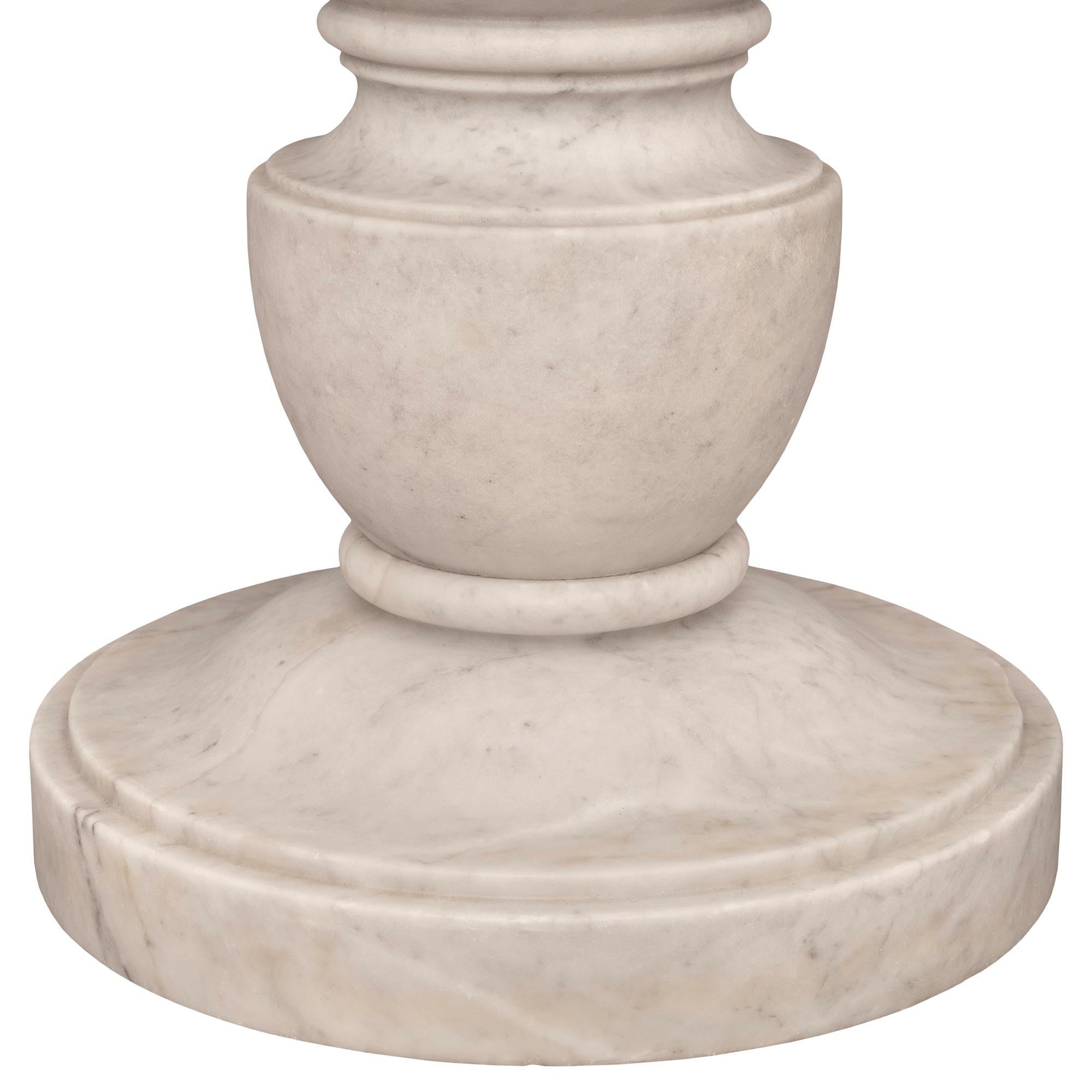 Fioriera in marmo bianco di Carrara del XIX secolo Luigi XVI in vendita 3