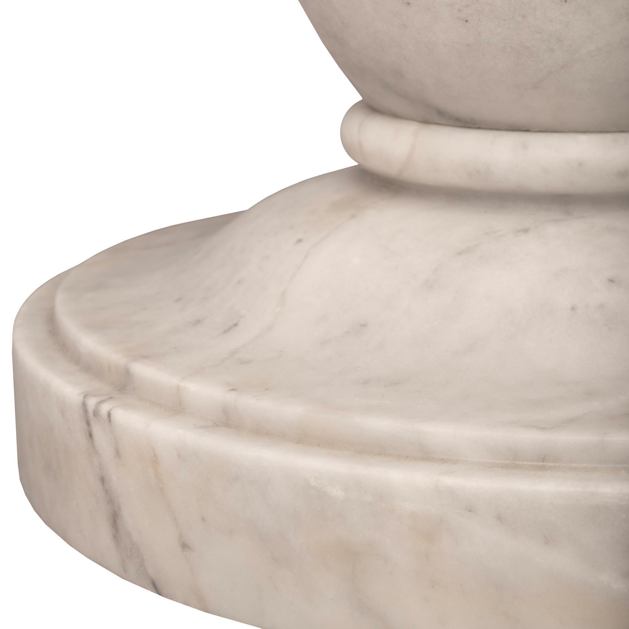 Fioriera in marmo bianco di Carrara del XIX secolo Luigi XVI in vendita 4