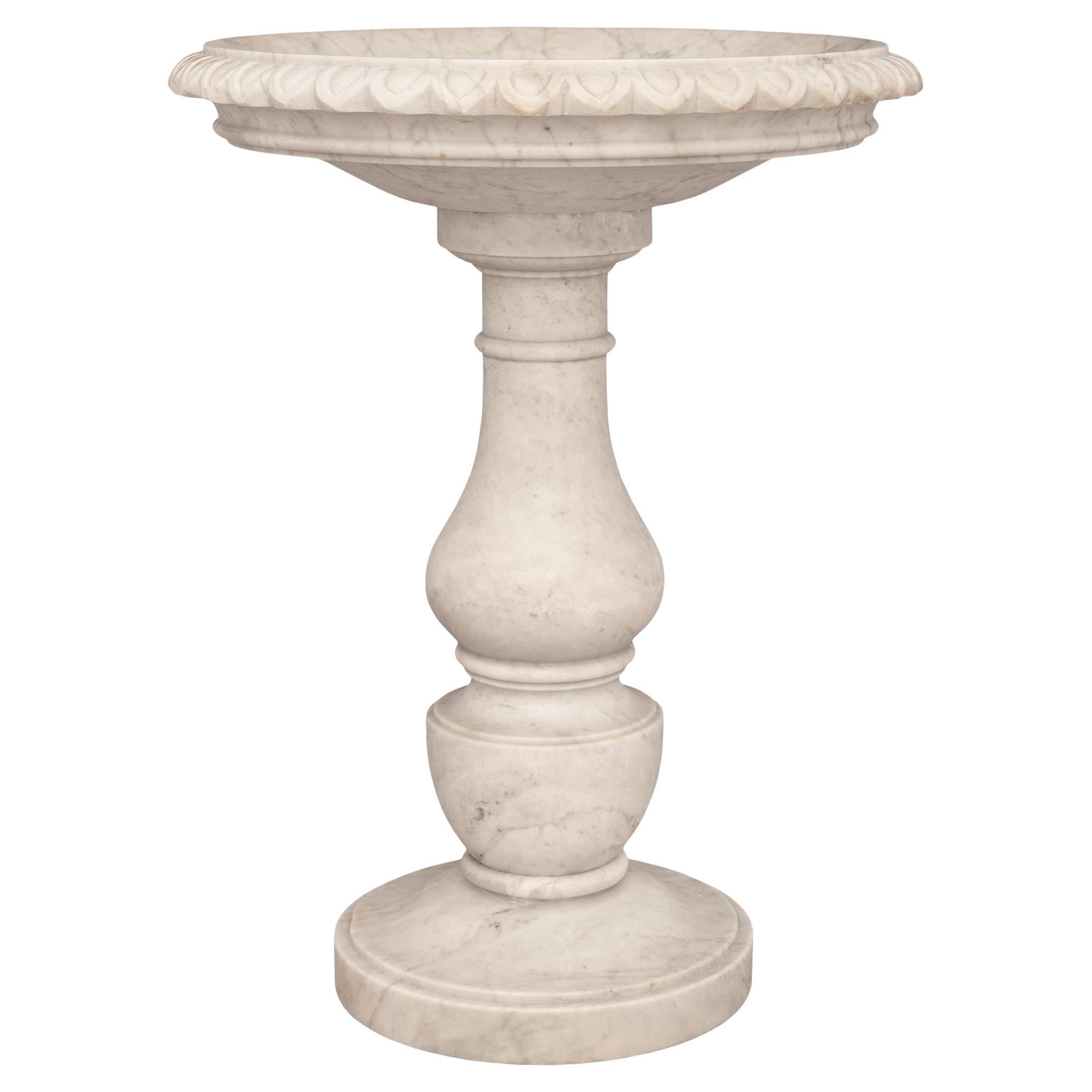 Jardinera/bañera italiana de mármol blanco de Carrara del siglo XIX, estilo Luis XVI