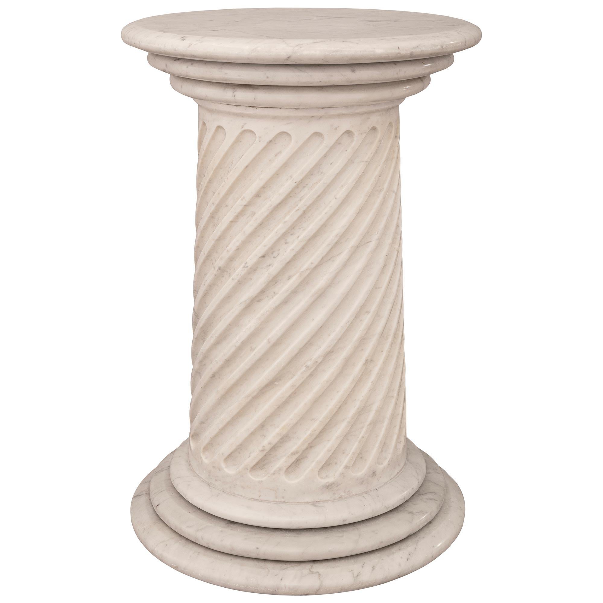 Italienisch 19. Jahrhundert Louis XVI St. Weißer Carrara Marmor Pedestal (Louis XVI.) im Angebot