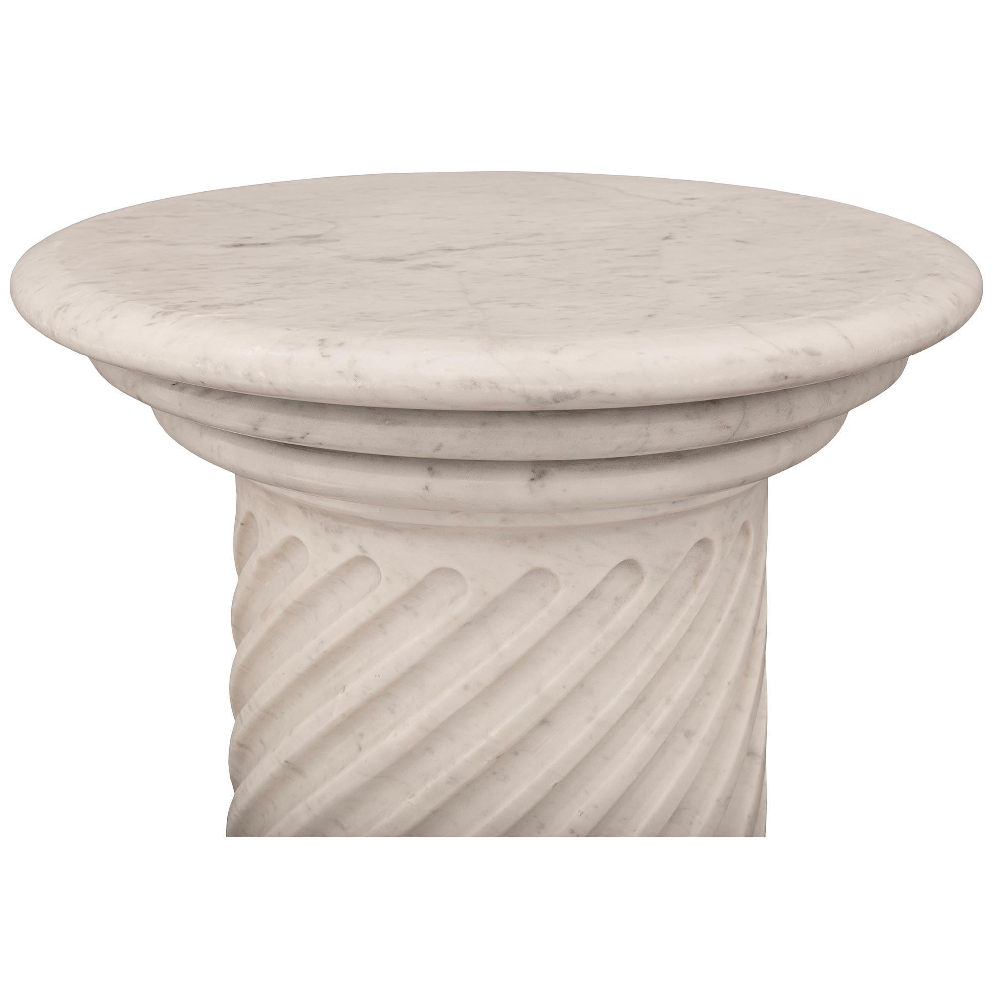 Italienisch 19. Jahrhundert Louis XVI St. Weißer Carrara Marmor Pedestal im Zustand „Gut“ im Angebot in West Palm Beach, FL