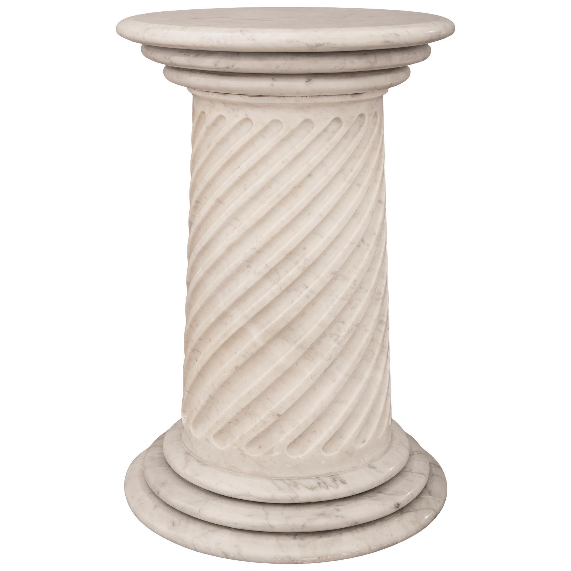 Italienisch 19. Jahrhundert Louis XVI St. Weißer Carrara Marmor Pedestal im Angebot 4