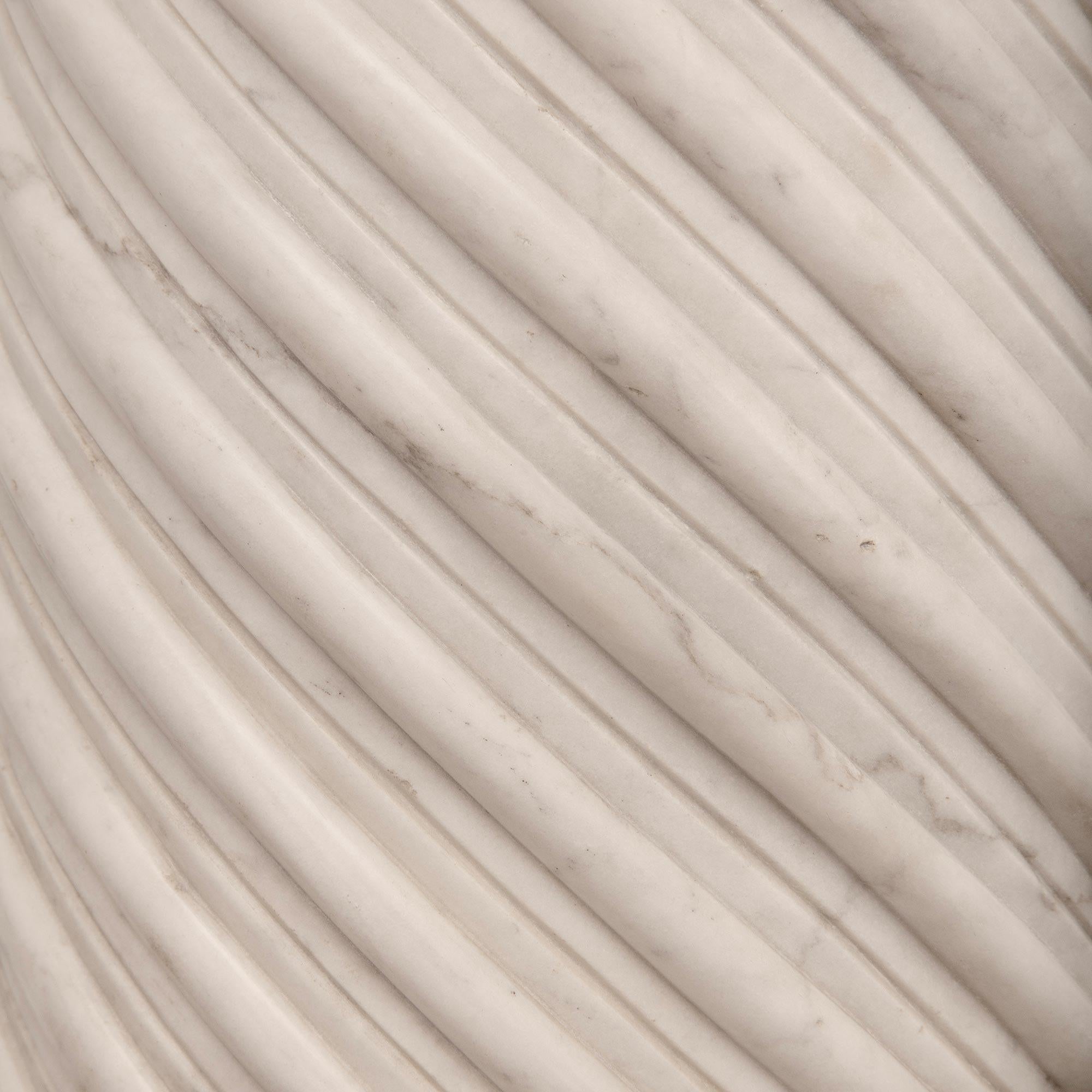 Italienischer Schirmständer/Pflanzgefäß aus weißem Carrara-Marmor, Louis XVI.-Stil, 19. Jahrhundert im Angebot 3