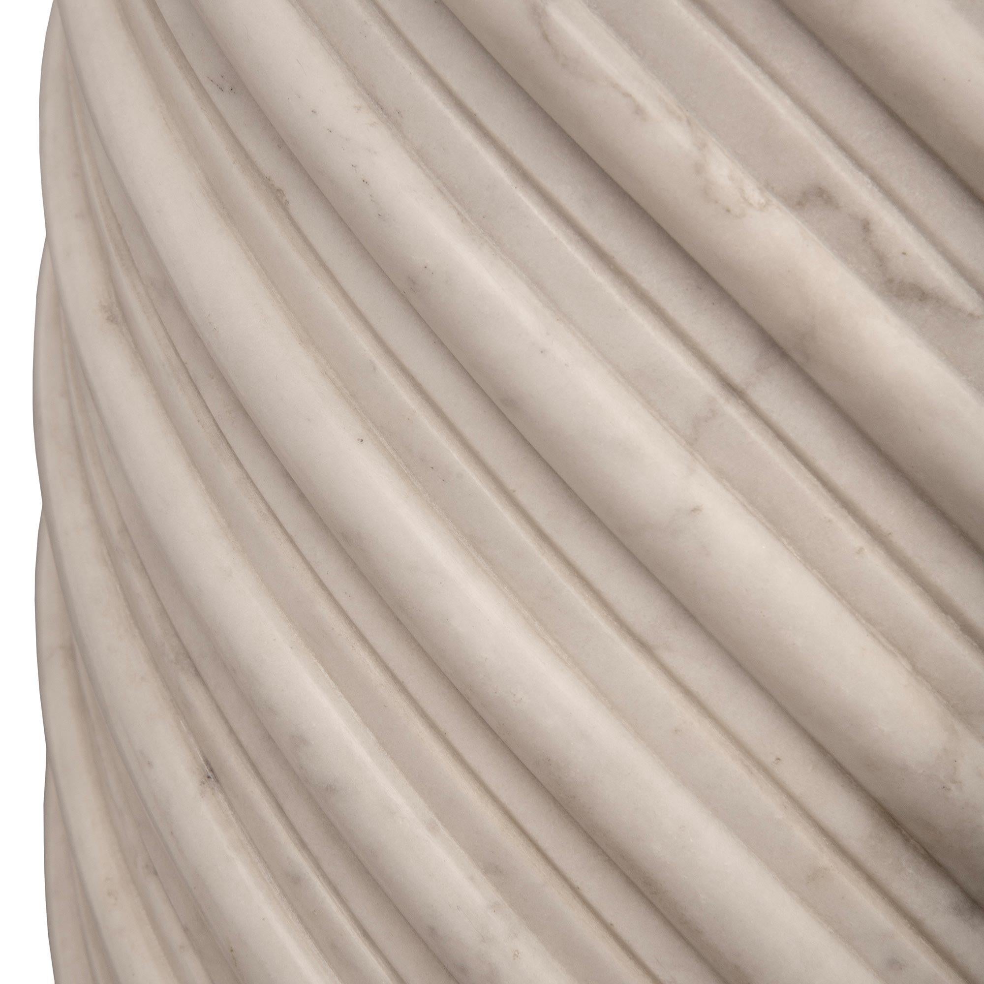 Italienischer Schirmständer/Pflanzgefäß aus weißem Carrara-Marmor, Louis XVI.-Stil, 19. Jahrhundert im Angebot 4
