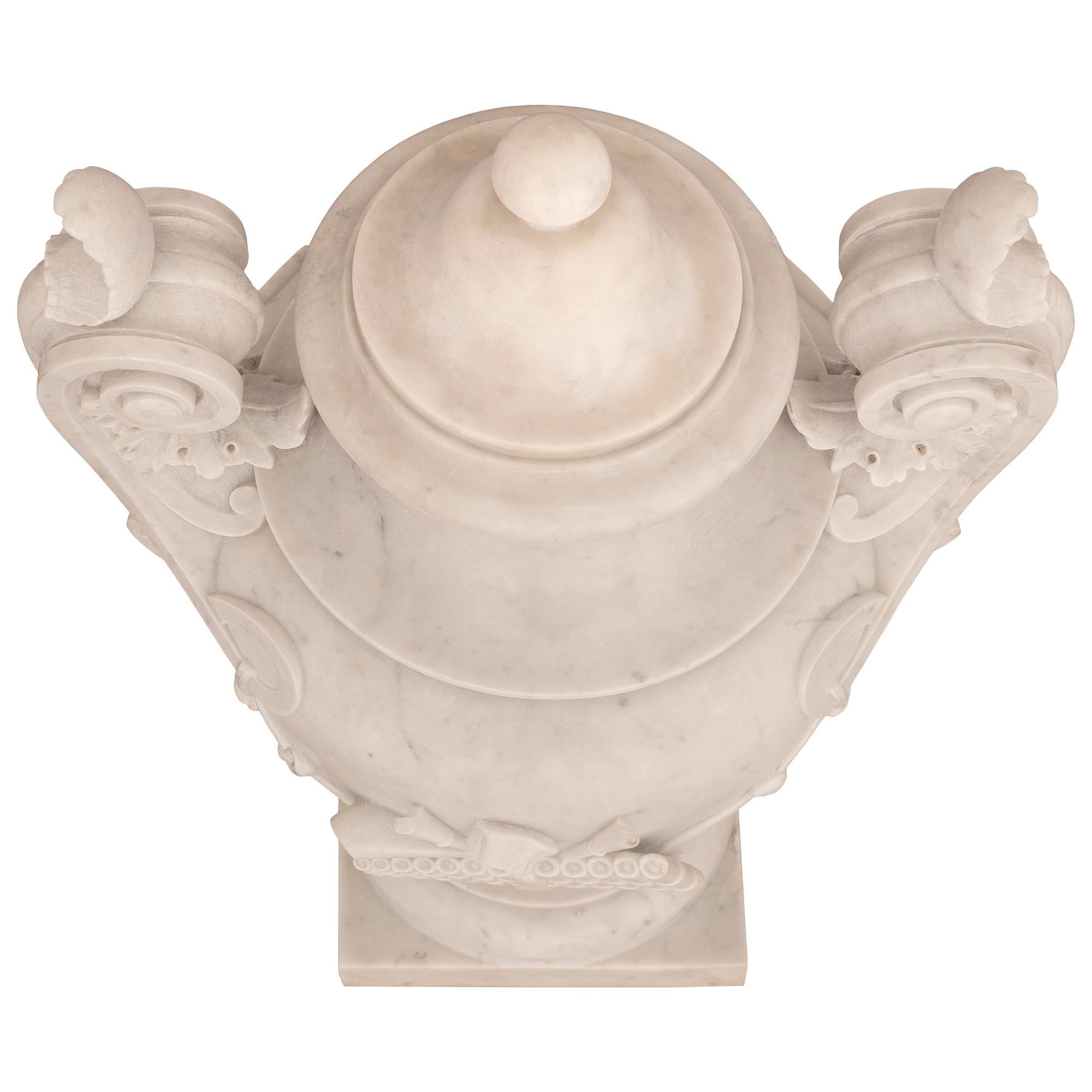 urne italienne Louis XVI du 19ème siècle en marbre blanc de Carrare en vente 5