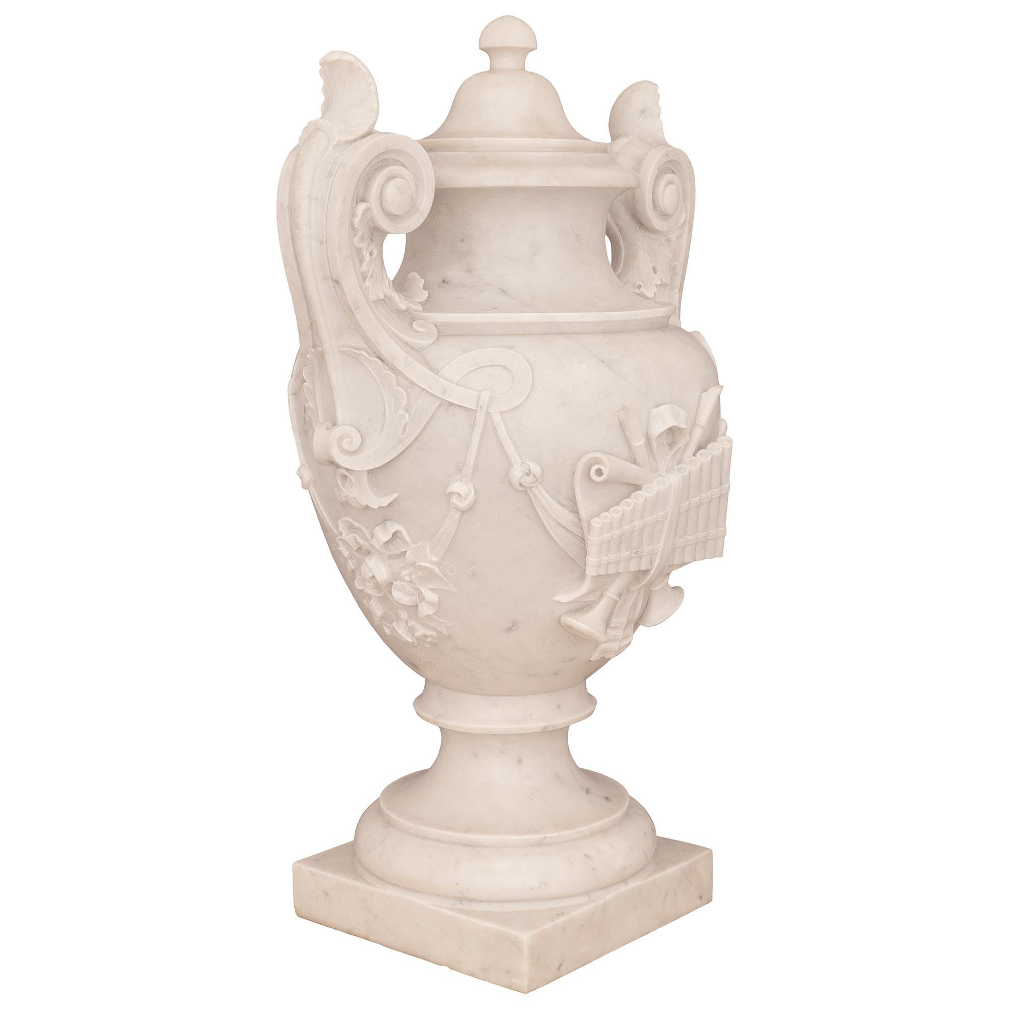 urne italienne Louis XVI du 19ème siècle en marbre blanc de Carrare Bon état - En vente à West Palm Beach, FL