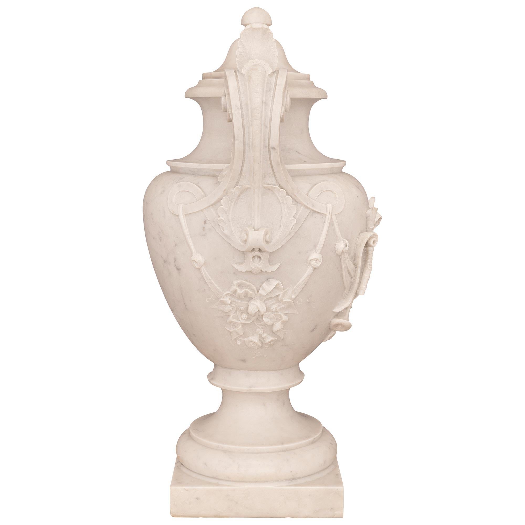 XIXe siècle urne italienne Louis XVI du 19ème siècle en marbre blanc de Carrare en vente