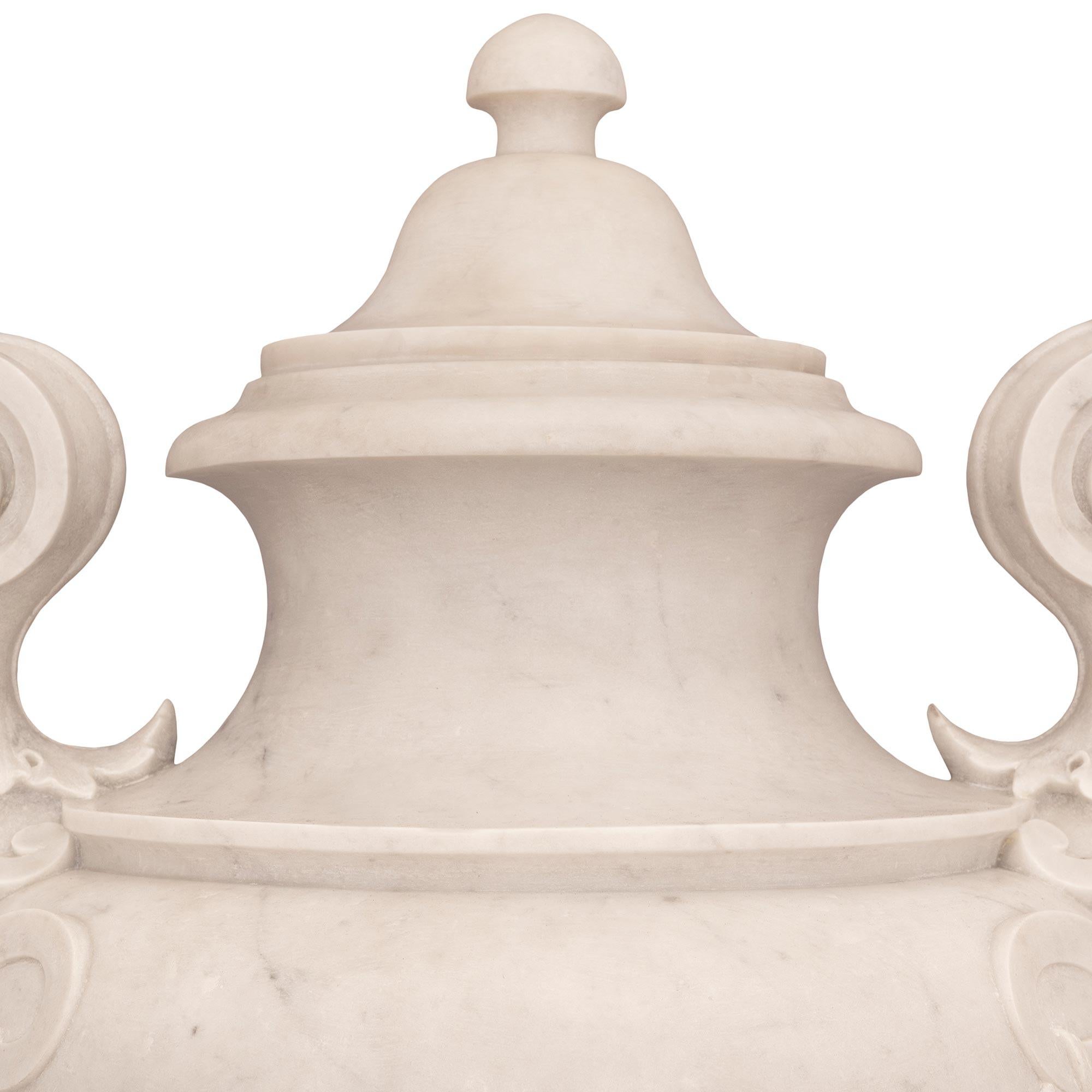 Marbre urne italienne Louis XVI du 19ème siècle en marbre blanc de Carrare en vente