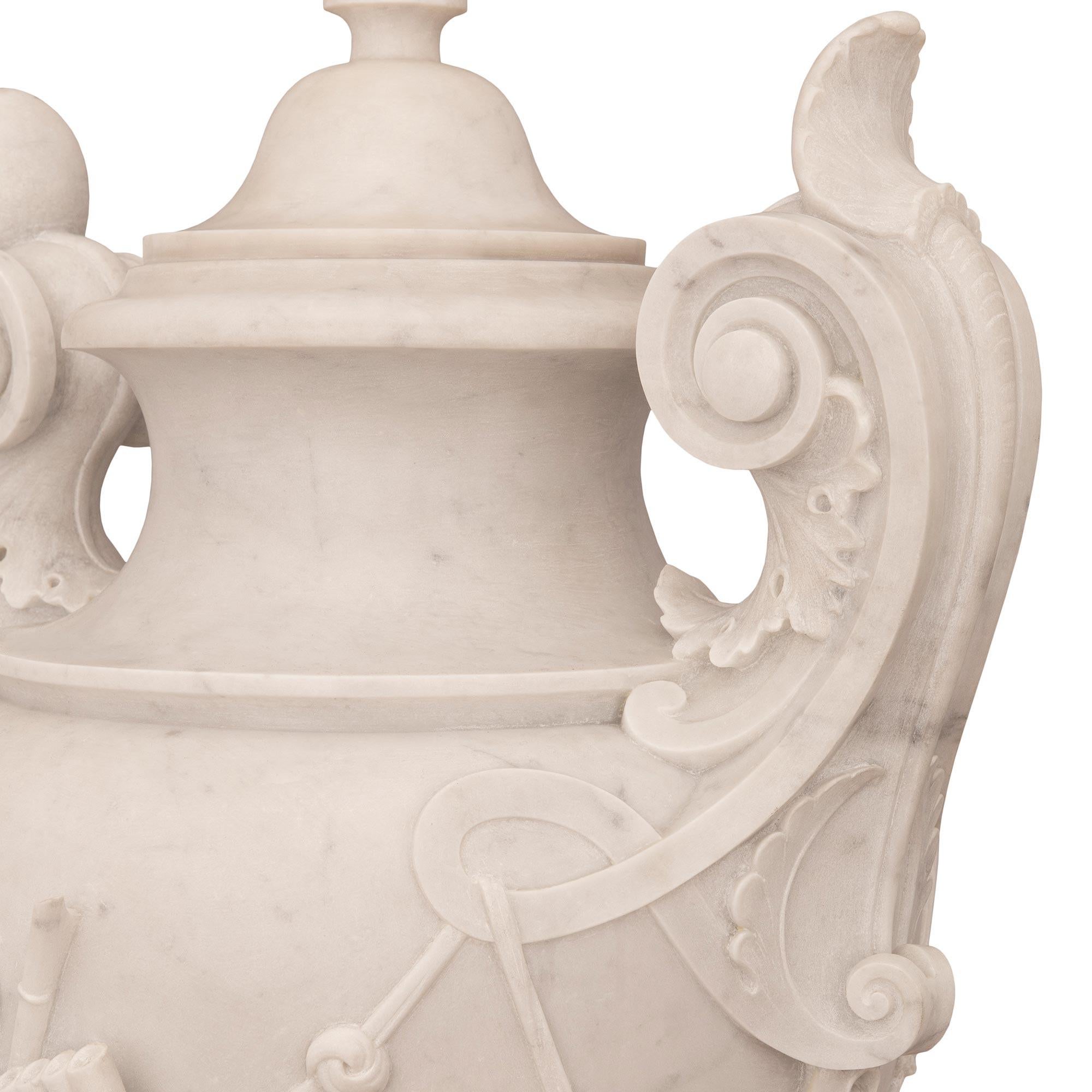urne italienne Louis XVI du 19ème siècle en marbre blanc de Carrare en vente 1