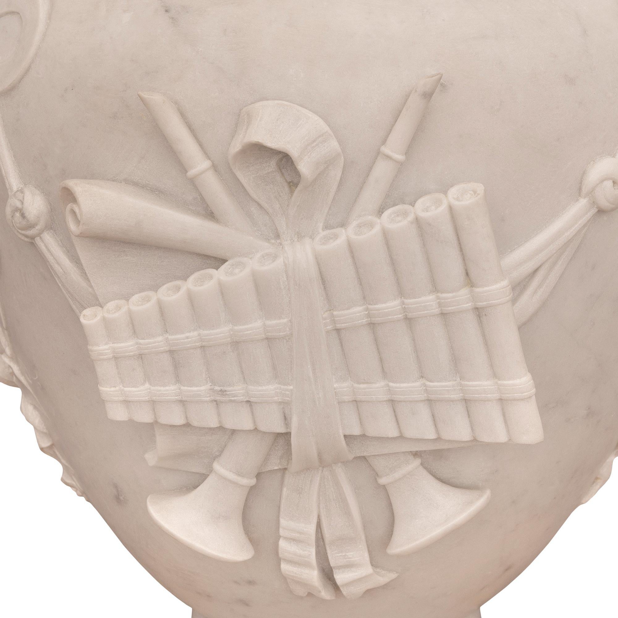 urne italienne Louis XVI du 19ème siècle en marbre blanc de Carrare en vente 2