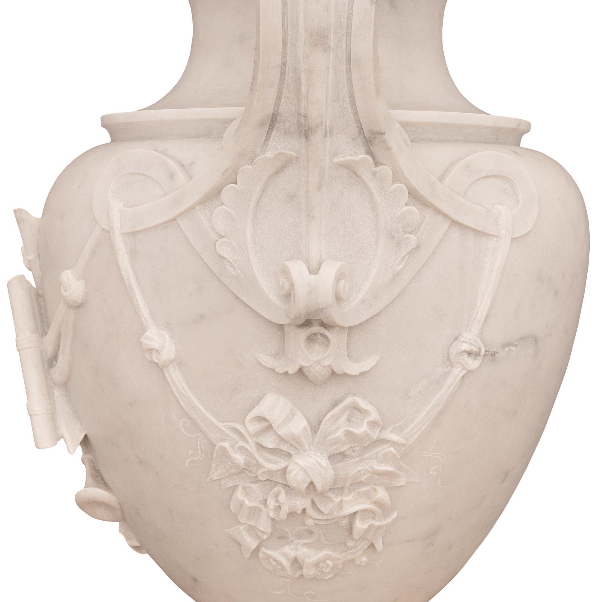 urne italienne Louis XVI du 19ème siècle en marbre blanc de Carrare en vente 3